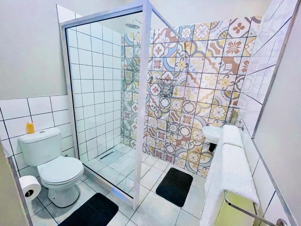 Shower in Madeira Bed