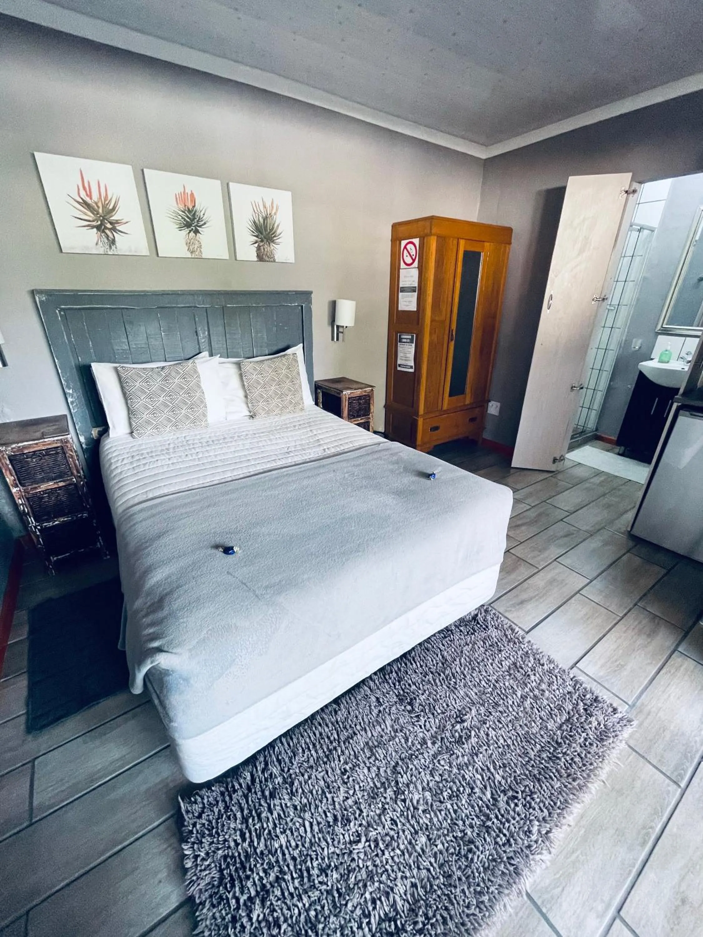 Photo of the whole room, Bed in Madeira Bed