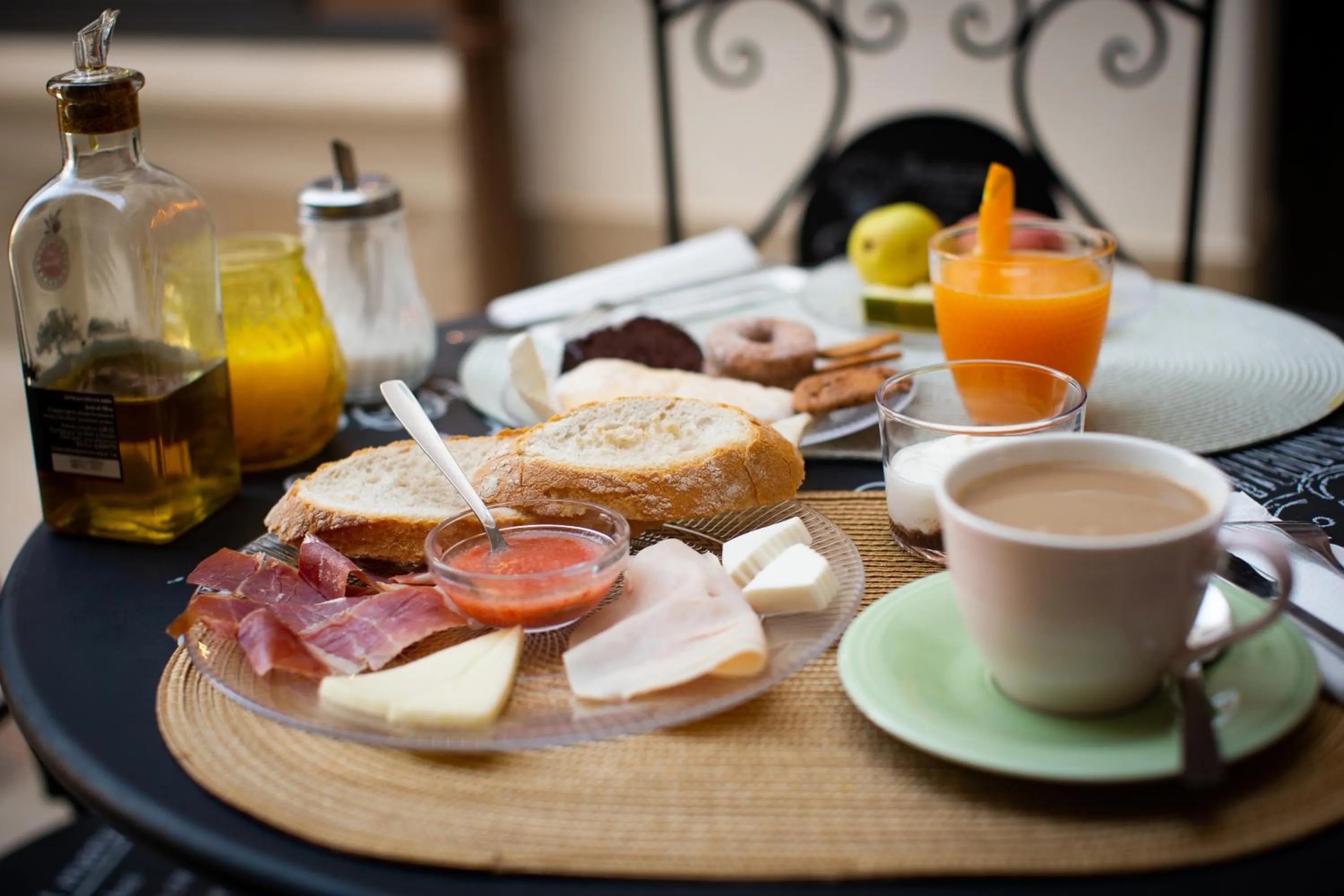 Breakfast in El Patio de los Jazmines Boutique-House