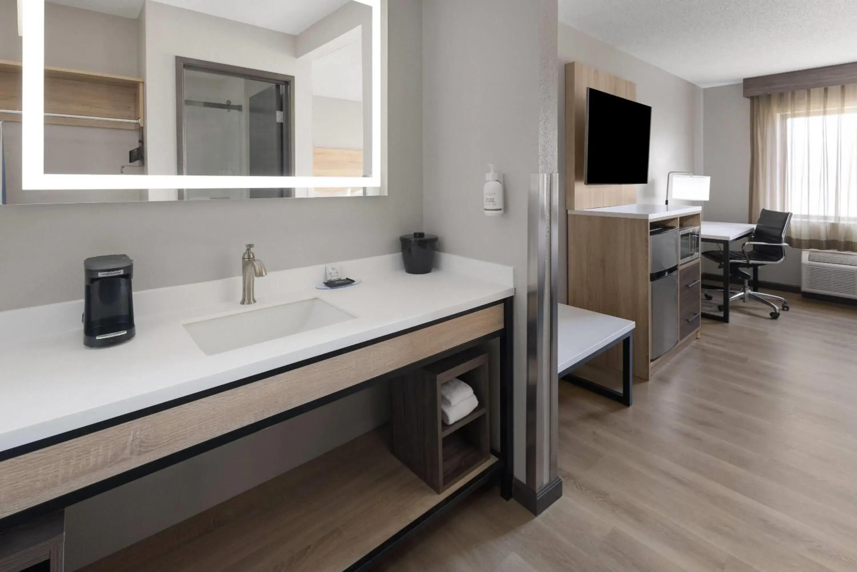 Photo of the whole room in La Quinta by Wyndham Mansfield OH Photo of the whole room in La Quinta by Wyndham Mansfield OH