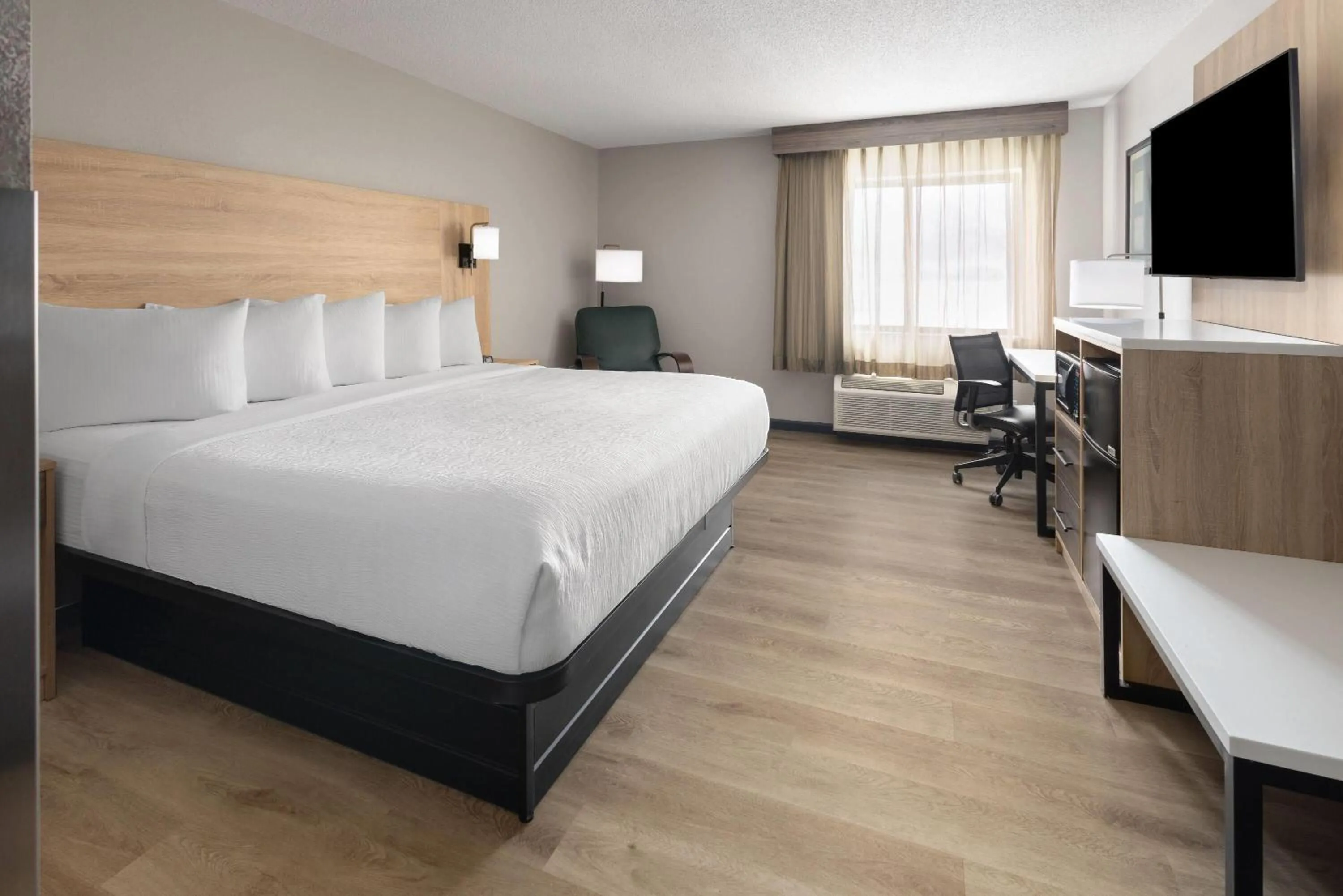 Photo of the whole room, Bed in La Quinta by Wyndham Mansfield OH