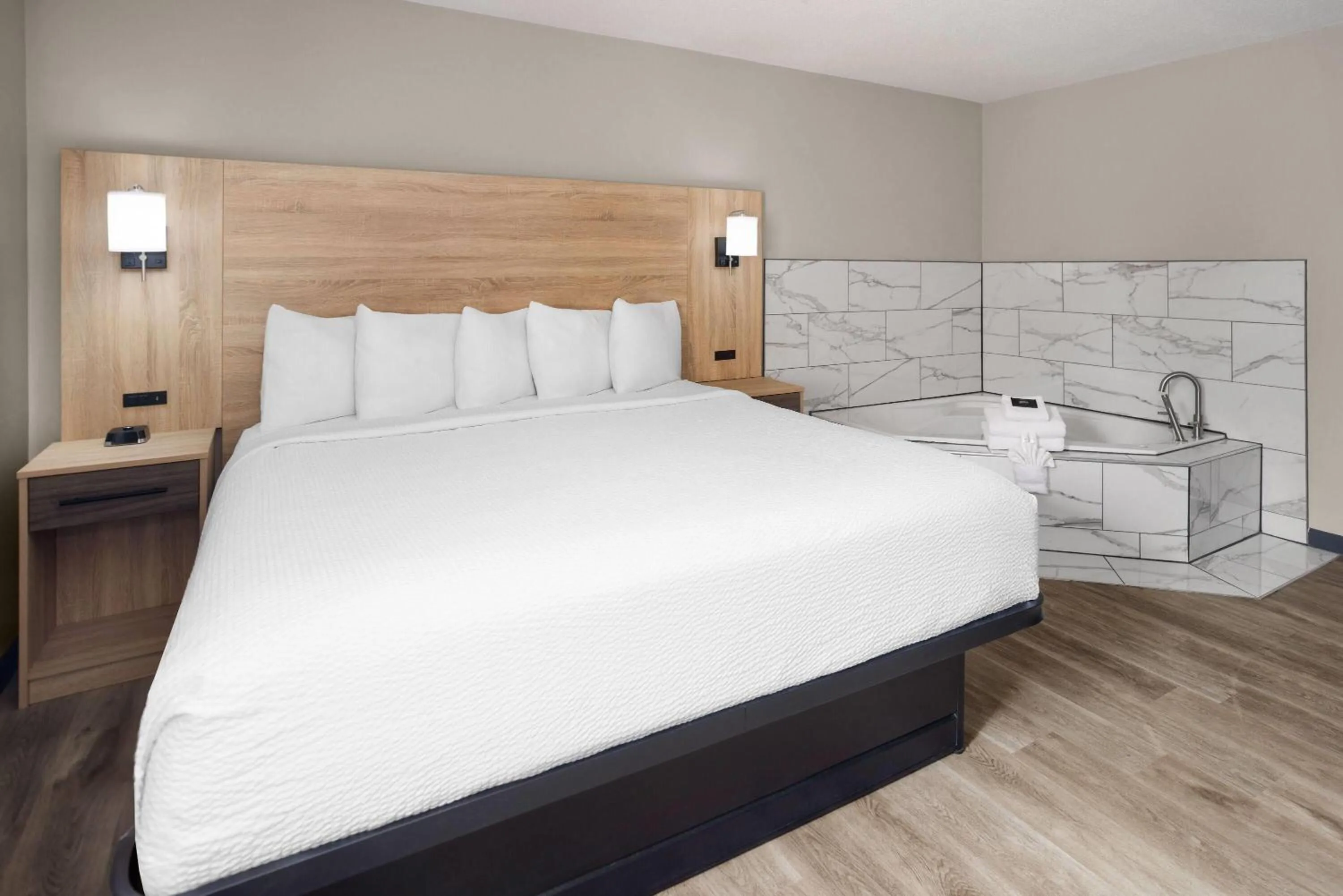 Bath, Bed in La Quinta by Wyndham Mansfield OH