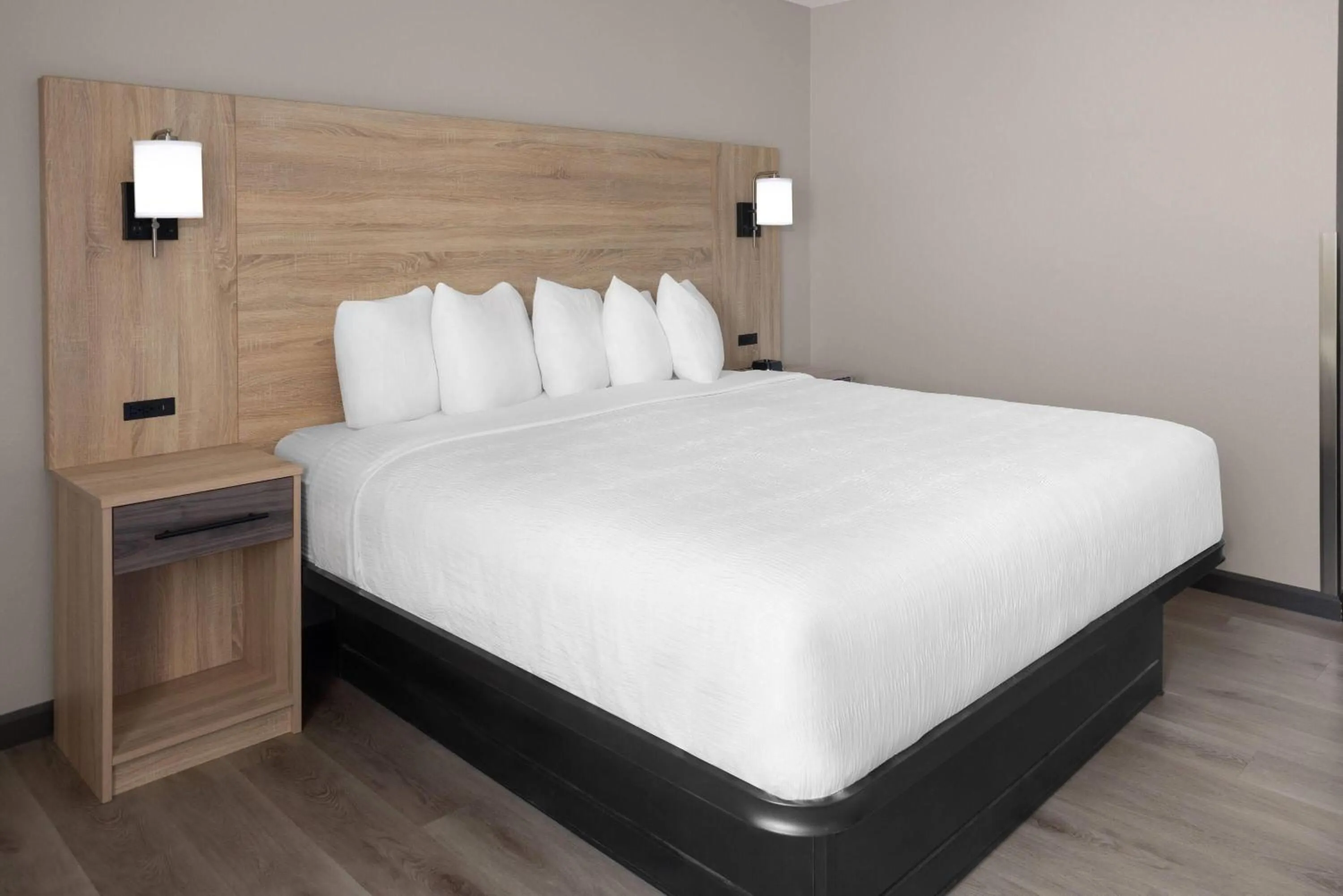 Photo of the whole room, Bed in La Quinta by Wyndham Mansfield OH