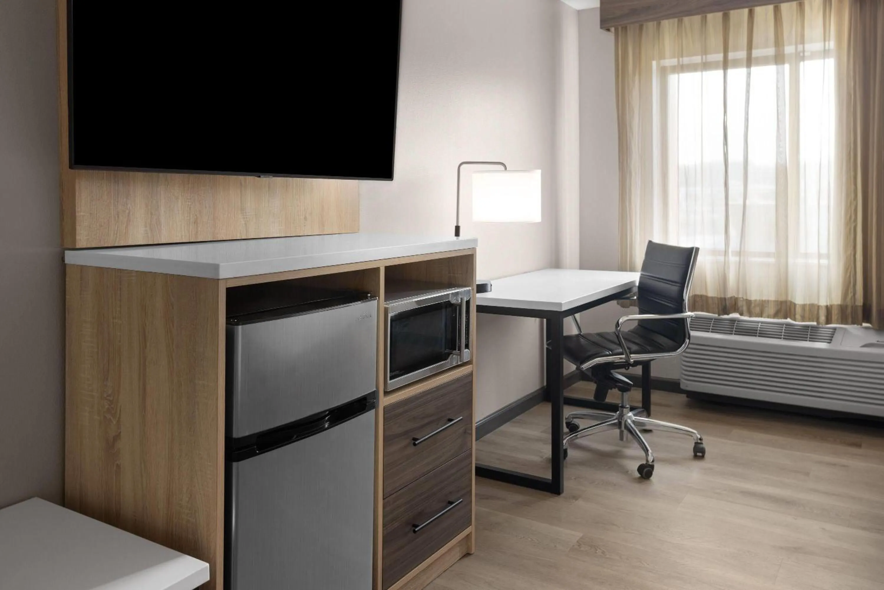 Photo of the whole room in La Quinta by Wyndham Mansfield OH