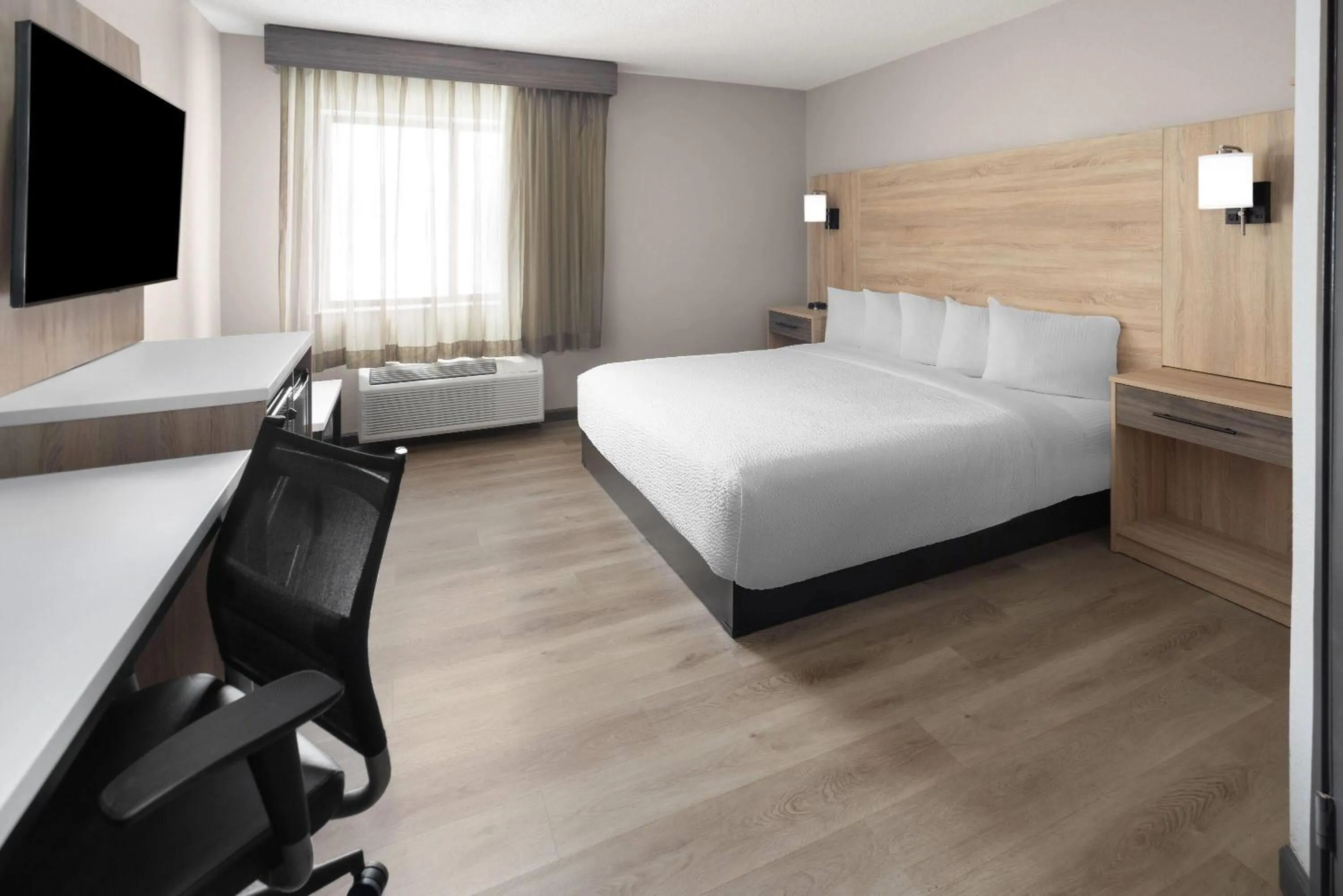 Photo of the whole room, Bed in La Quinta by Wyndham Mansfield OH