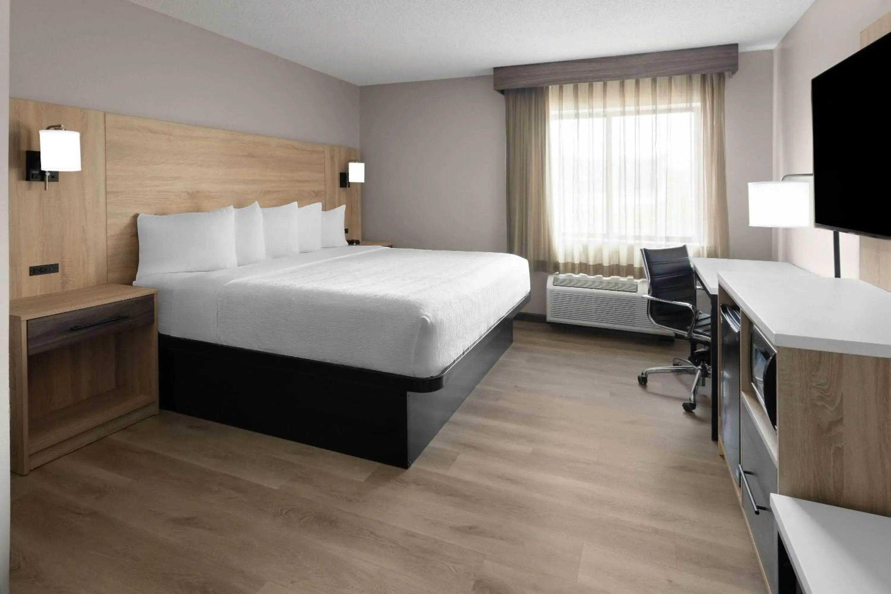 Photo of the whole room, Bed in La Quinta by Wyndham Mansfield OH Photo of the whole room, Bed in La Quinta by Wyndham Mansfield OH