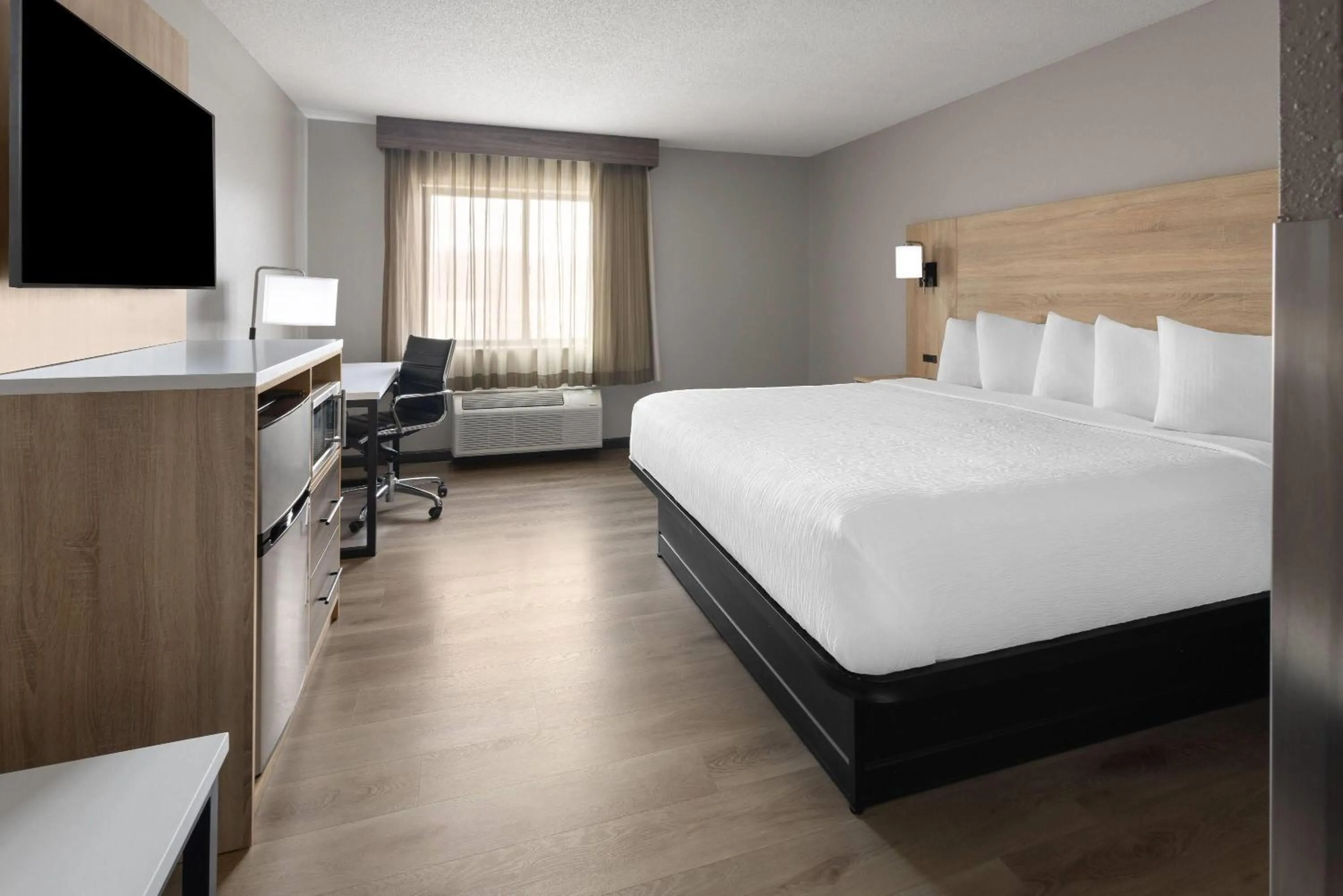 Photo of the whole room, Bed in La Quinta by Wyndham Mansfield OH