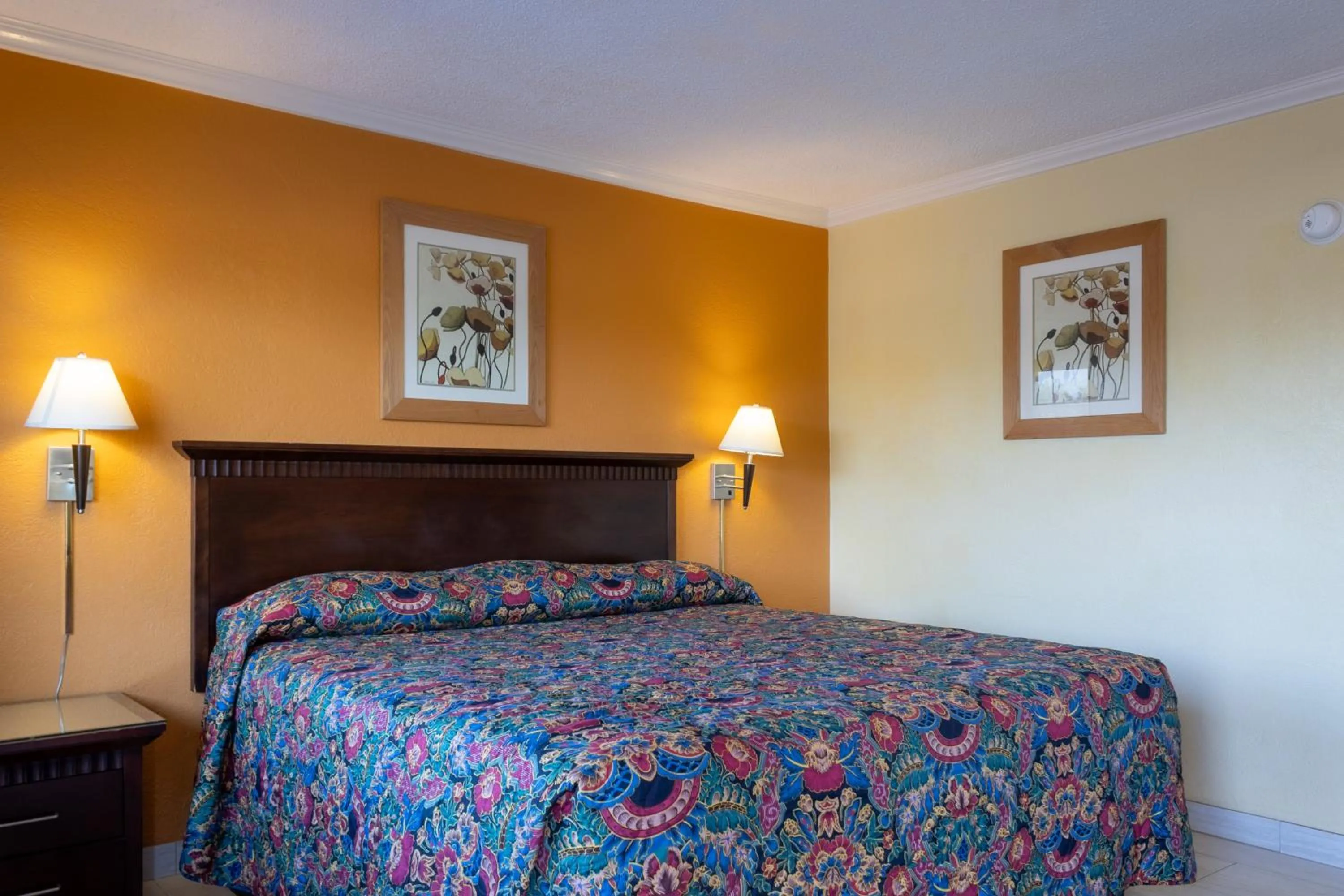 Bedroom, Bed in Kings Rest Motel