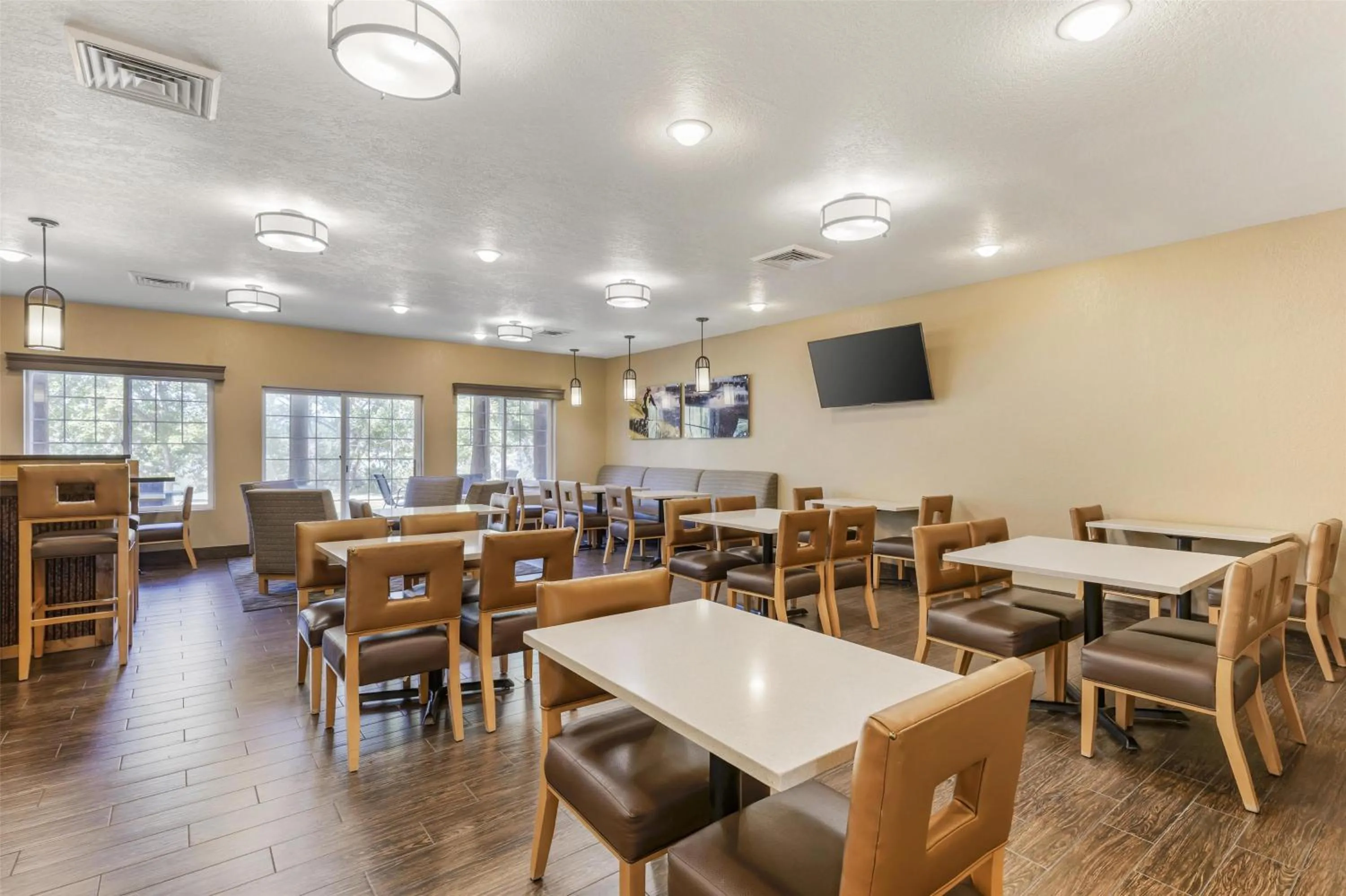 Breakfast in Best Western Plus Riverfront Hotel and Suites