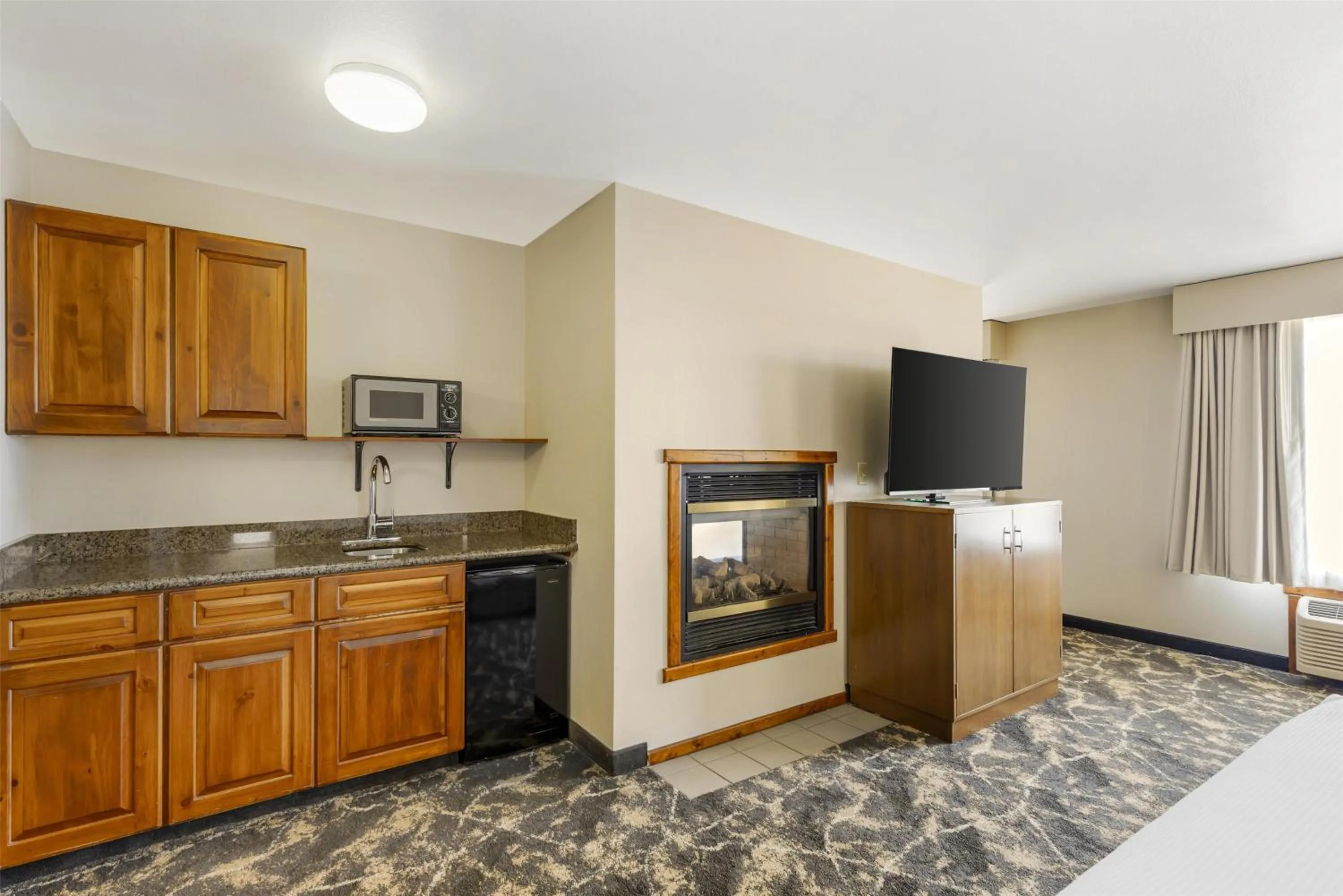 Bedroom in Best Western Plus Riverfront Hotel and Suites