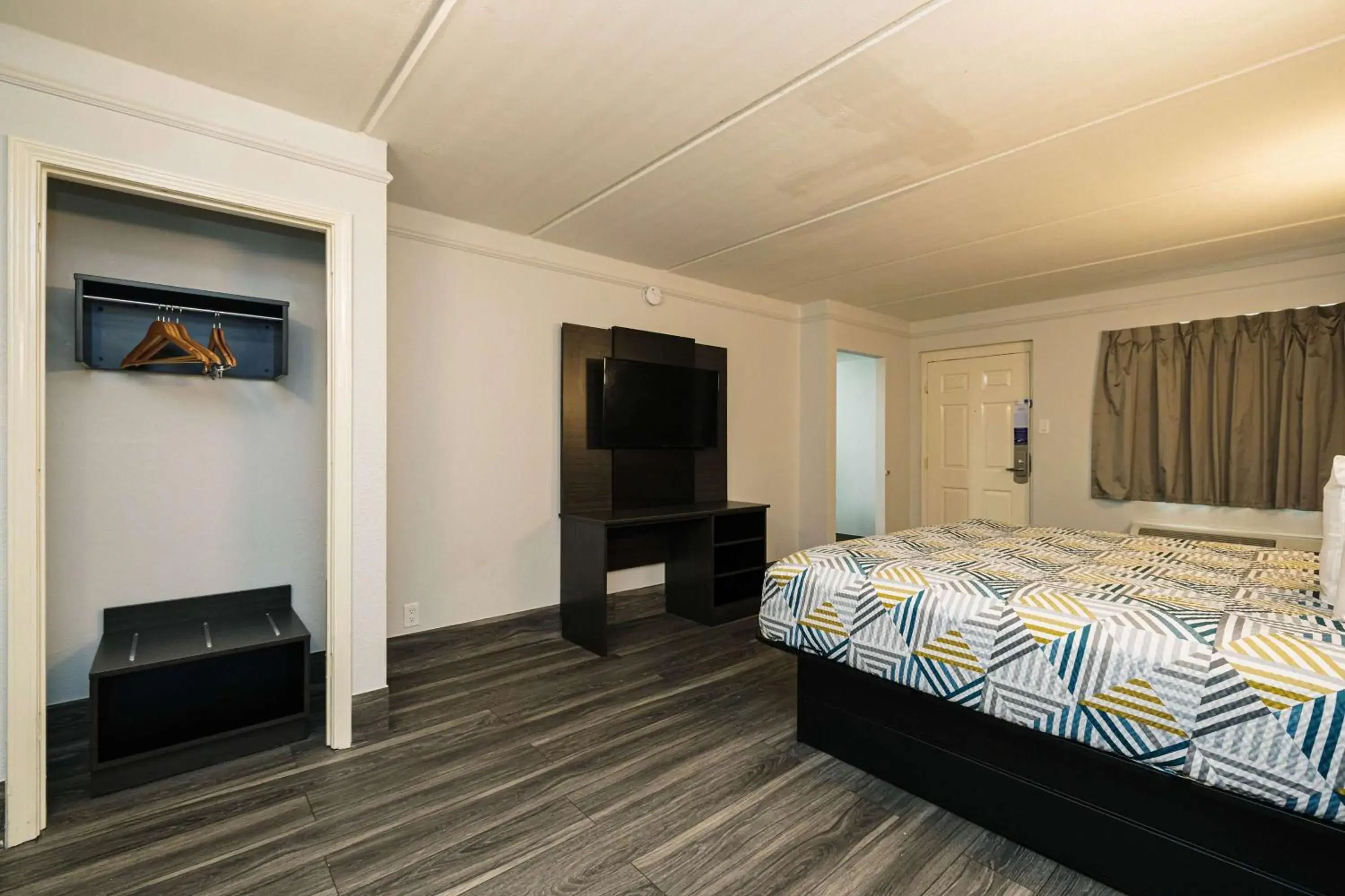 Bedroom, Bed in Motel 6-Baytown, TX - Garth Rd Bedroom, Bed in Motel 6-Baytown, TX - Garth Rd