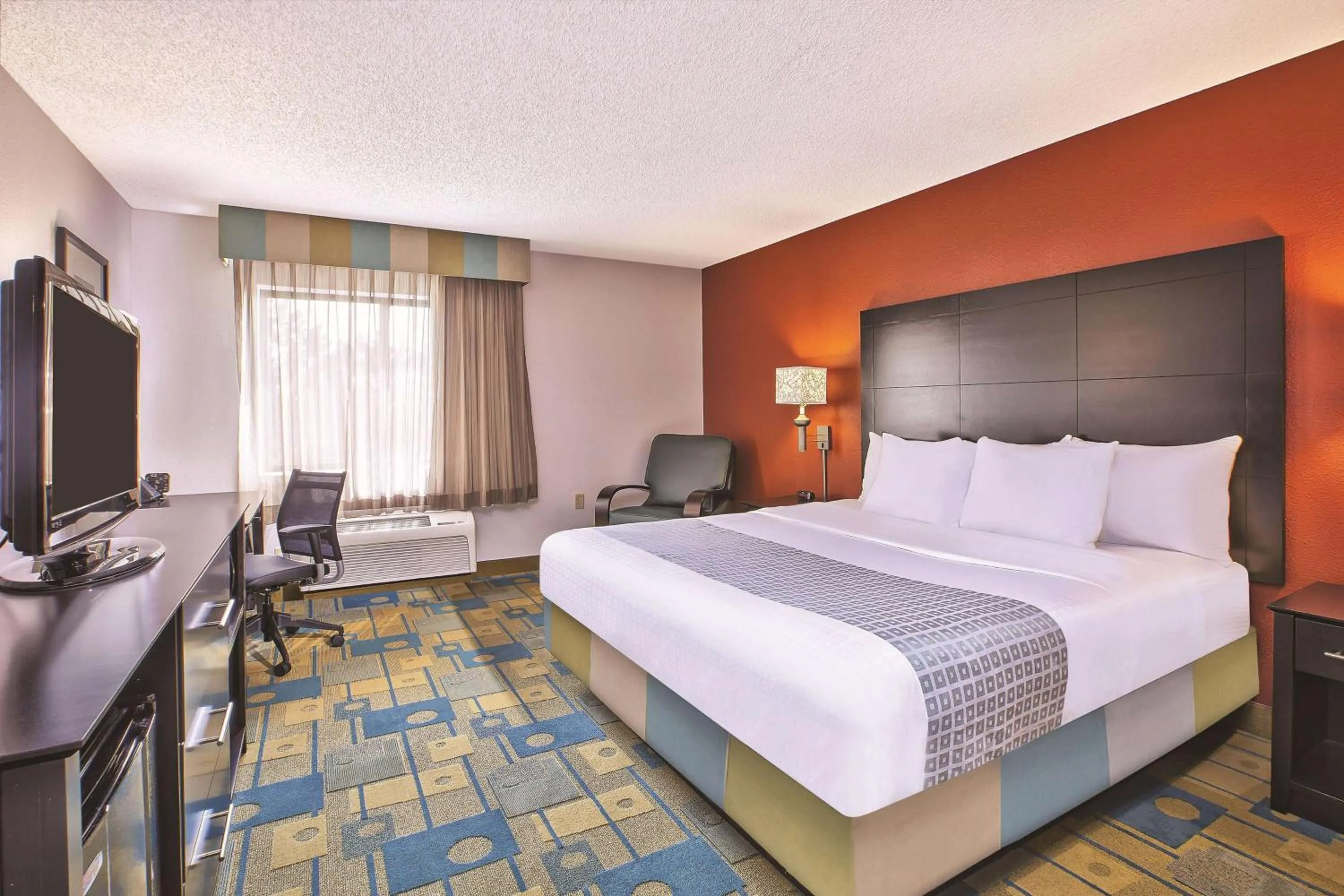 Photo of the whole room, Bed in La Quinta Inn by Wyndham Toledo Perrysburg