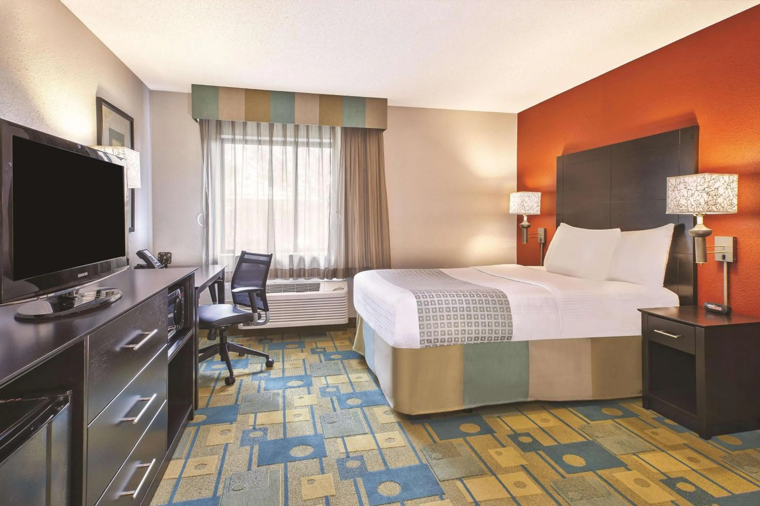 Photo of the whole room, Bed in La Quinta Inn by Wyndham Toledo Perrysburg