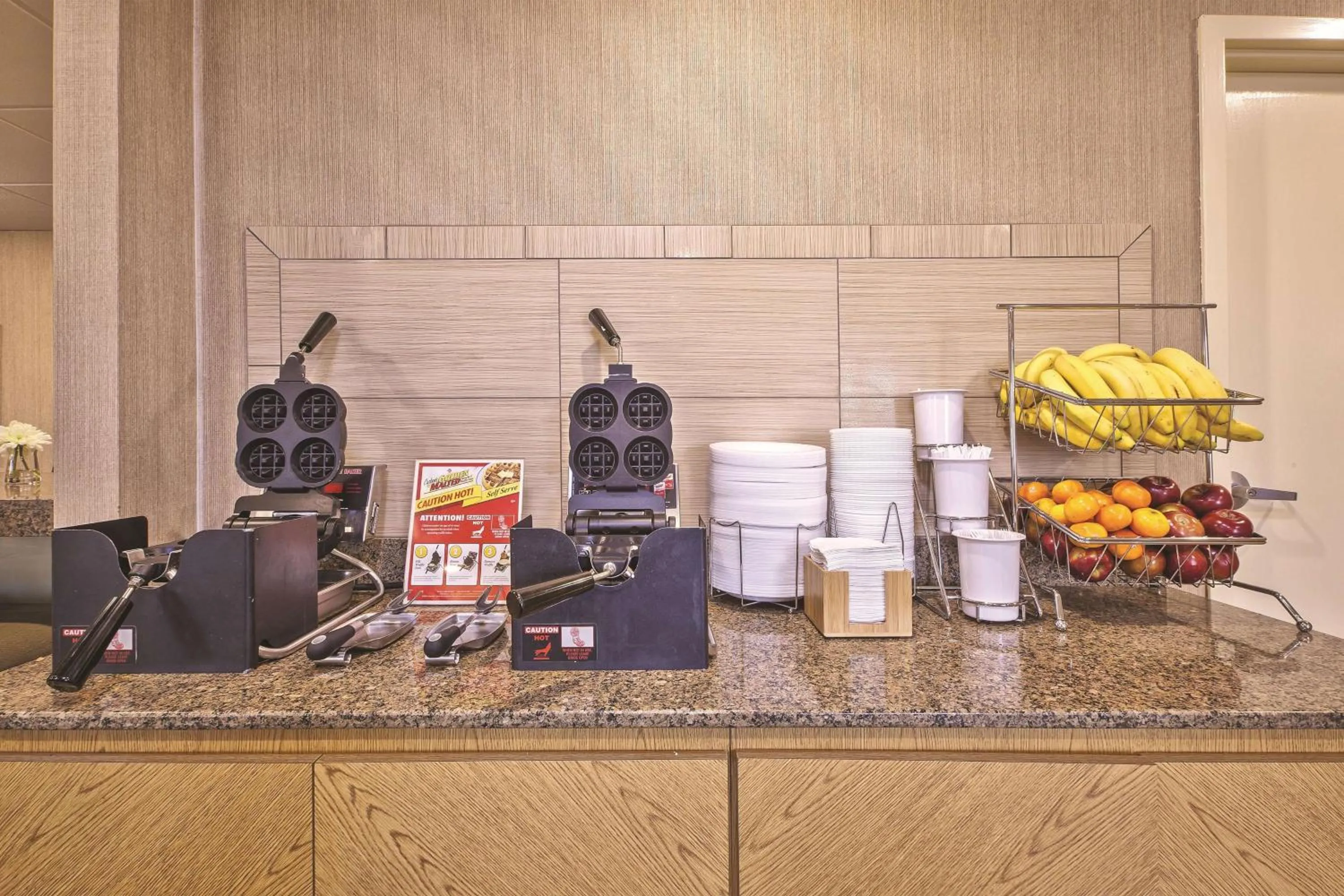 Restaurant/places to eat in La Quinta Inn by Wyndham Toledo Perrysburg