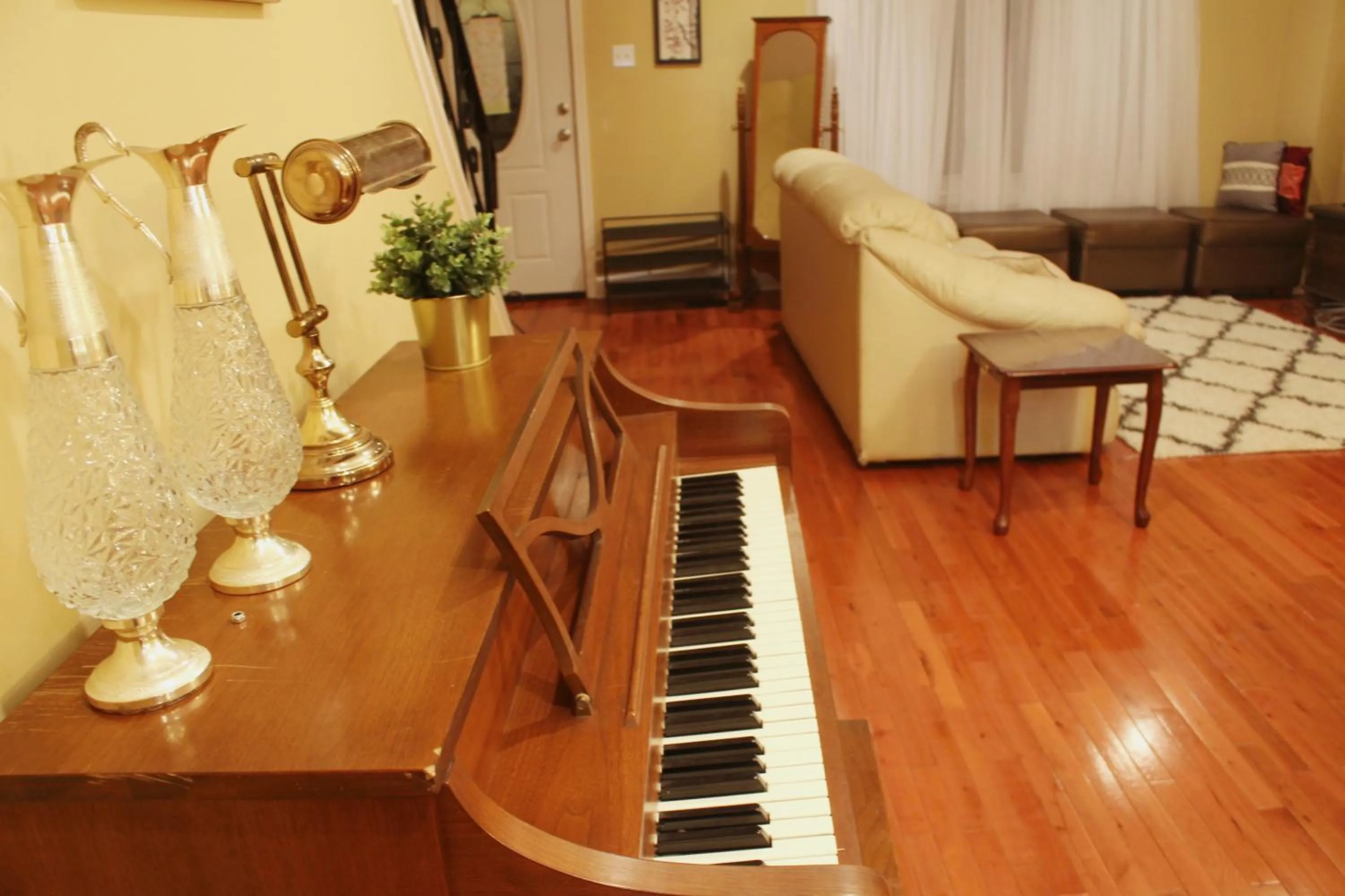 Decorative detail in Tuscany 2900 - Classic Italian Style 3BR w Parking near Airport