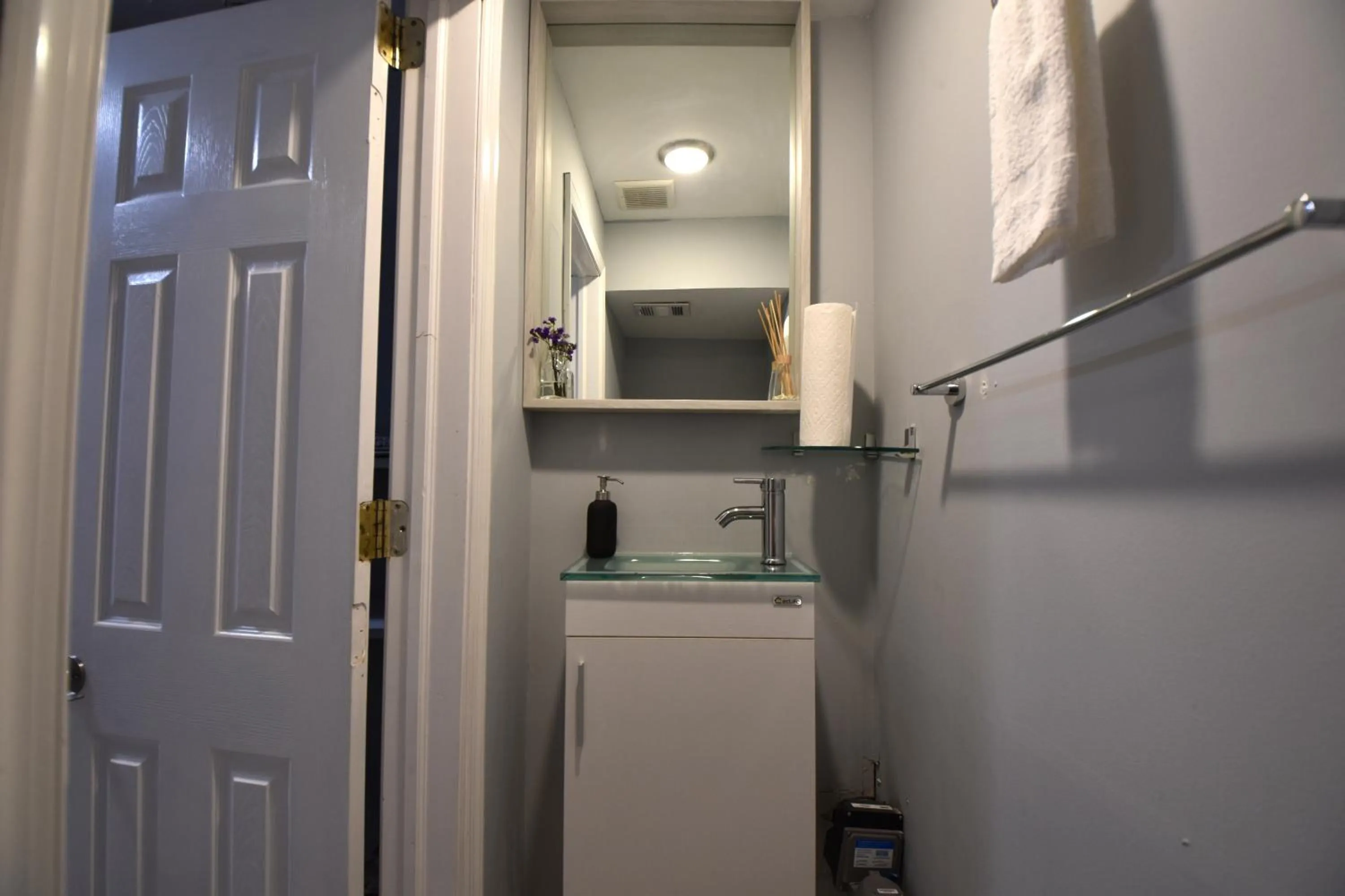 Bathroom in Tuscany 2900 - Classic Italian Style 3BR w Parking near Airport