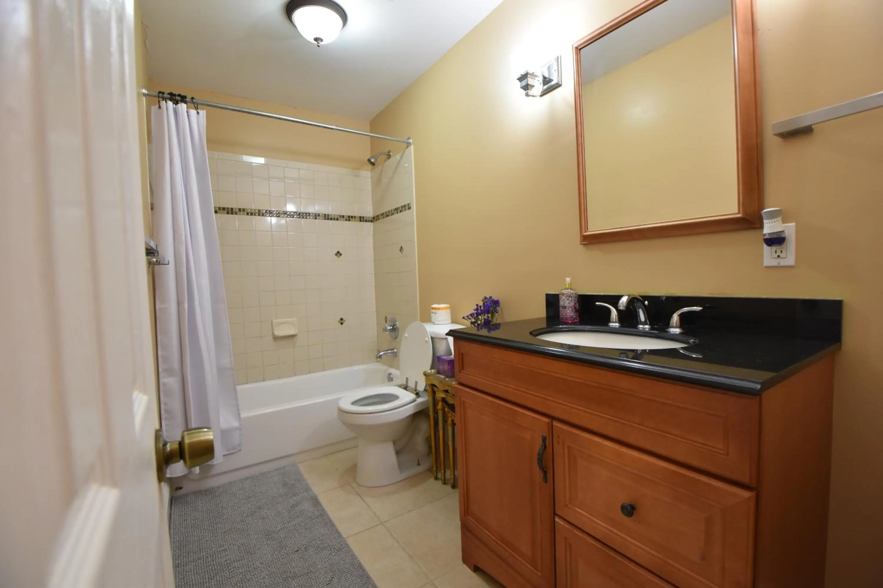 Shower in Tuscany 2900 - Classic Italian Style 3BR w Parking near Airport