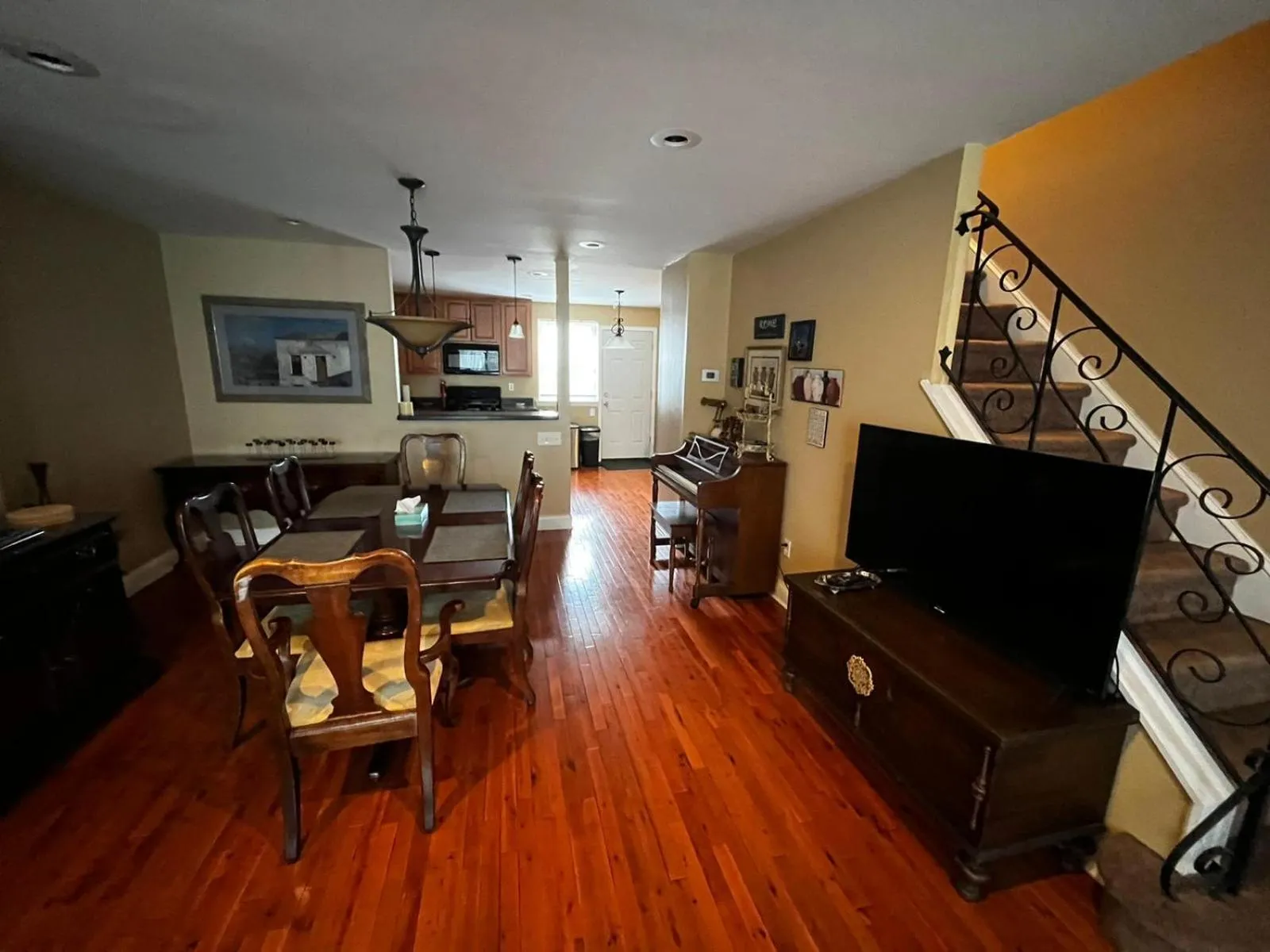 Living room in Tuscany 2900 - Classic Italian Style 3BR w Parking near Airport