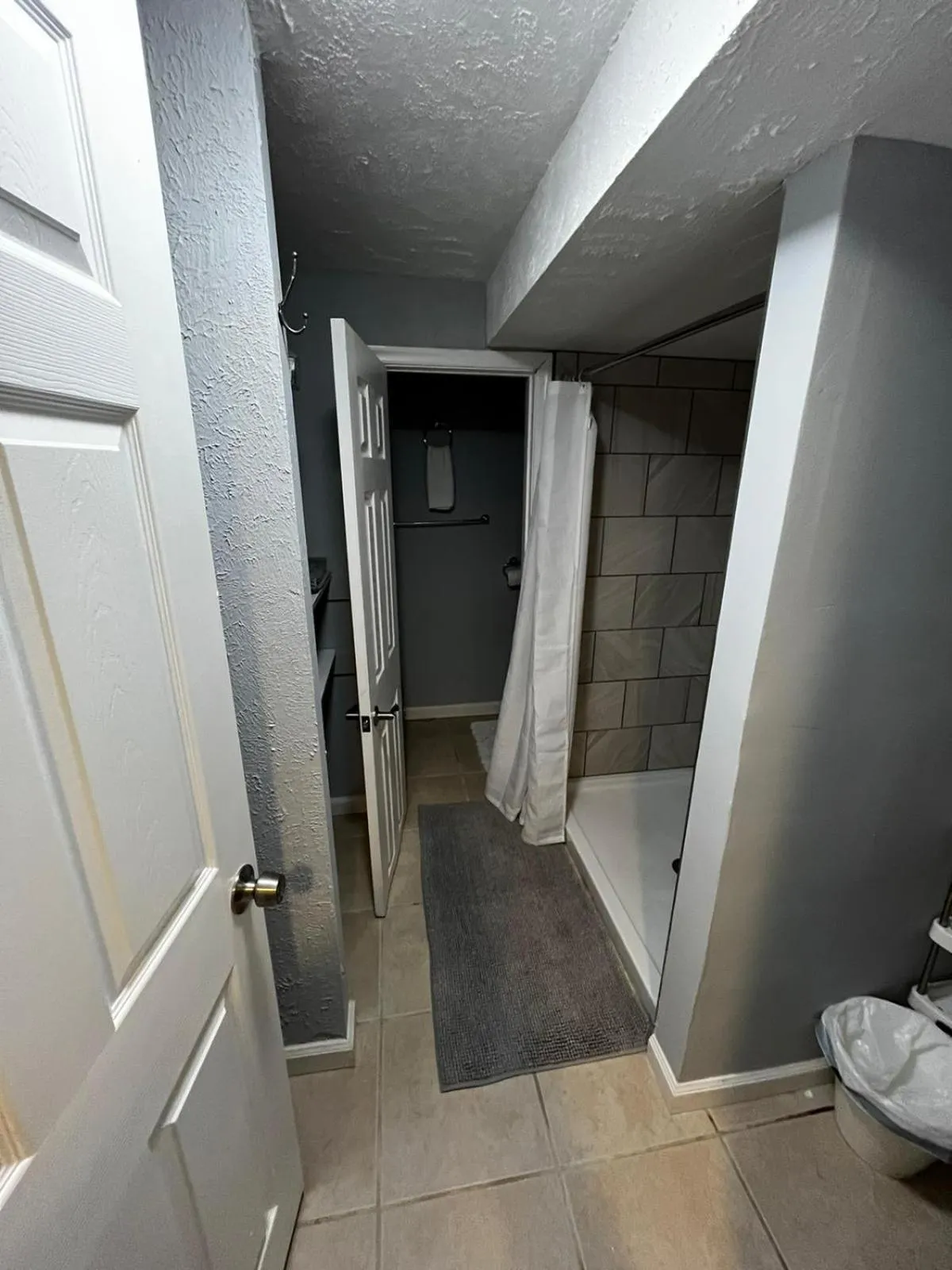 Shower in Tuscany 2900 - Classic Italian Style 3BR w Parking near Airport