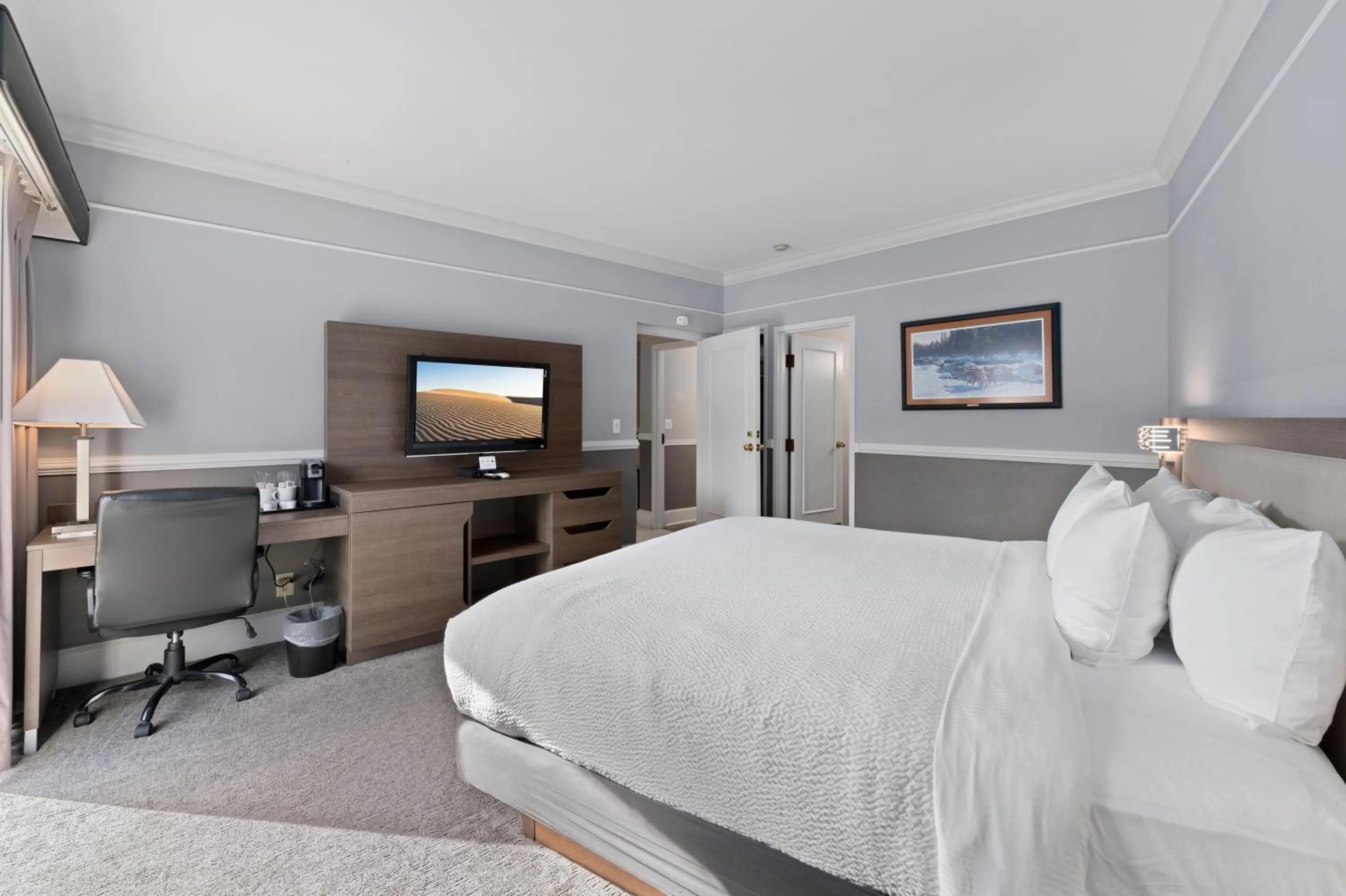 Bed in Cedar Street Hotel & Suites