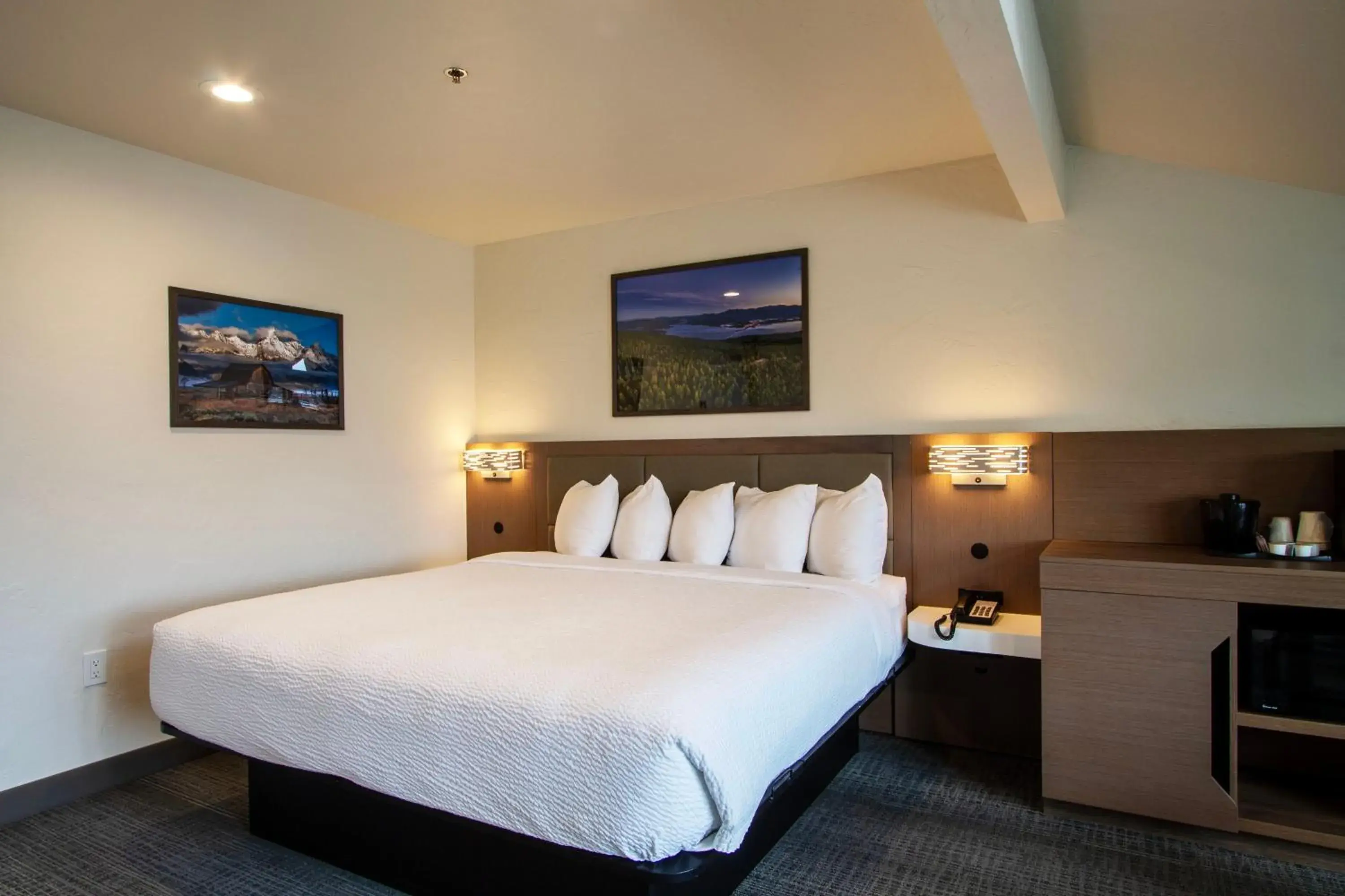 Bed in Cedar Street Hotel & Suites Bed in Cedar Street Hotel & Suites