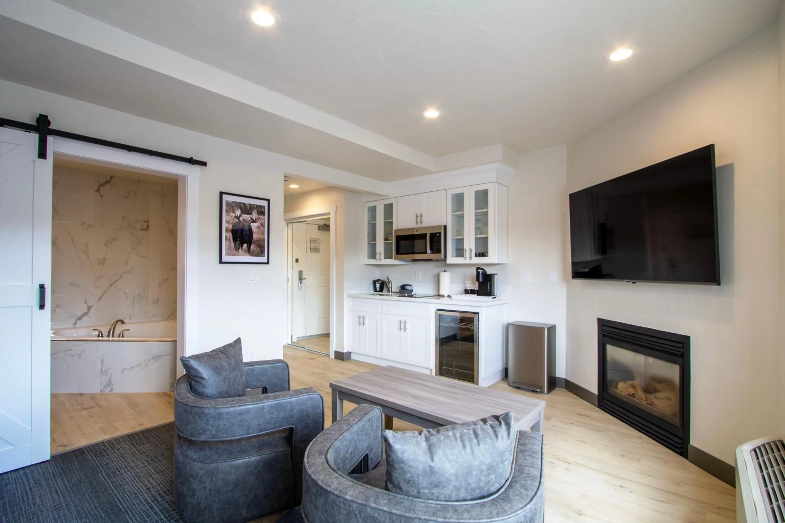 Cedar Street Hotel & Suites