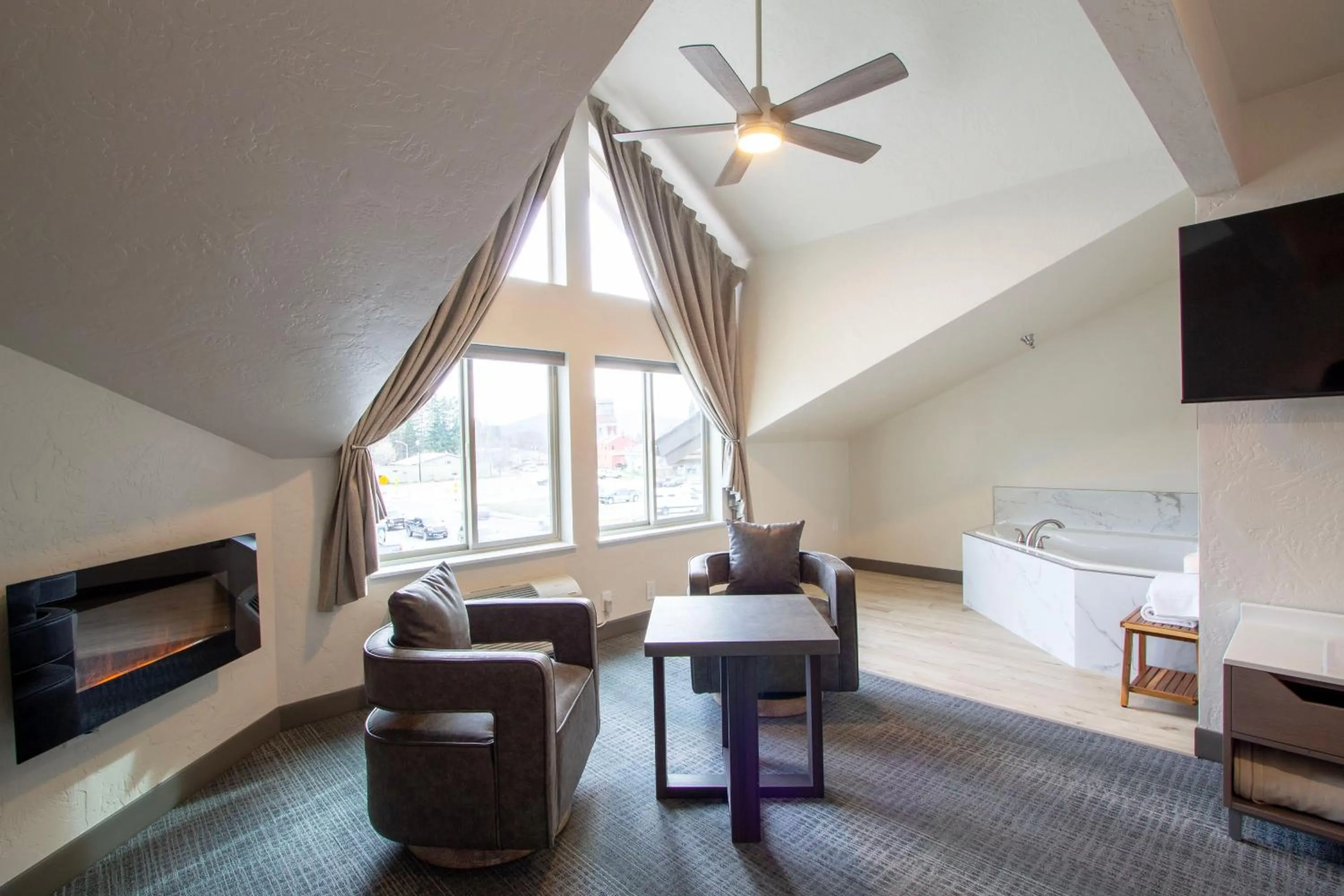 Bed in Cedar Street Hotel & Suites