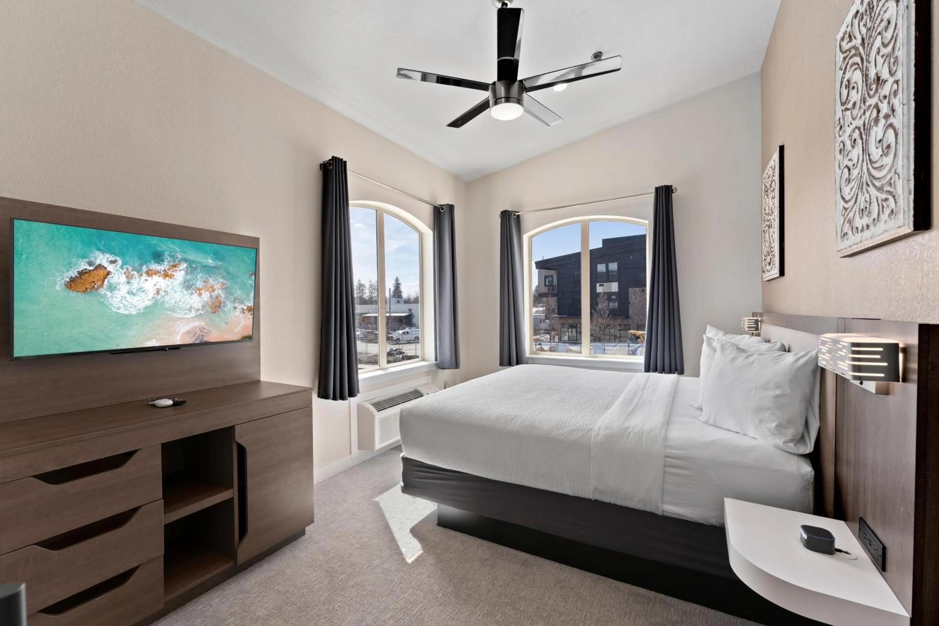 Bed in Cedar Street Hotel & Suites