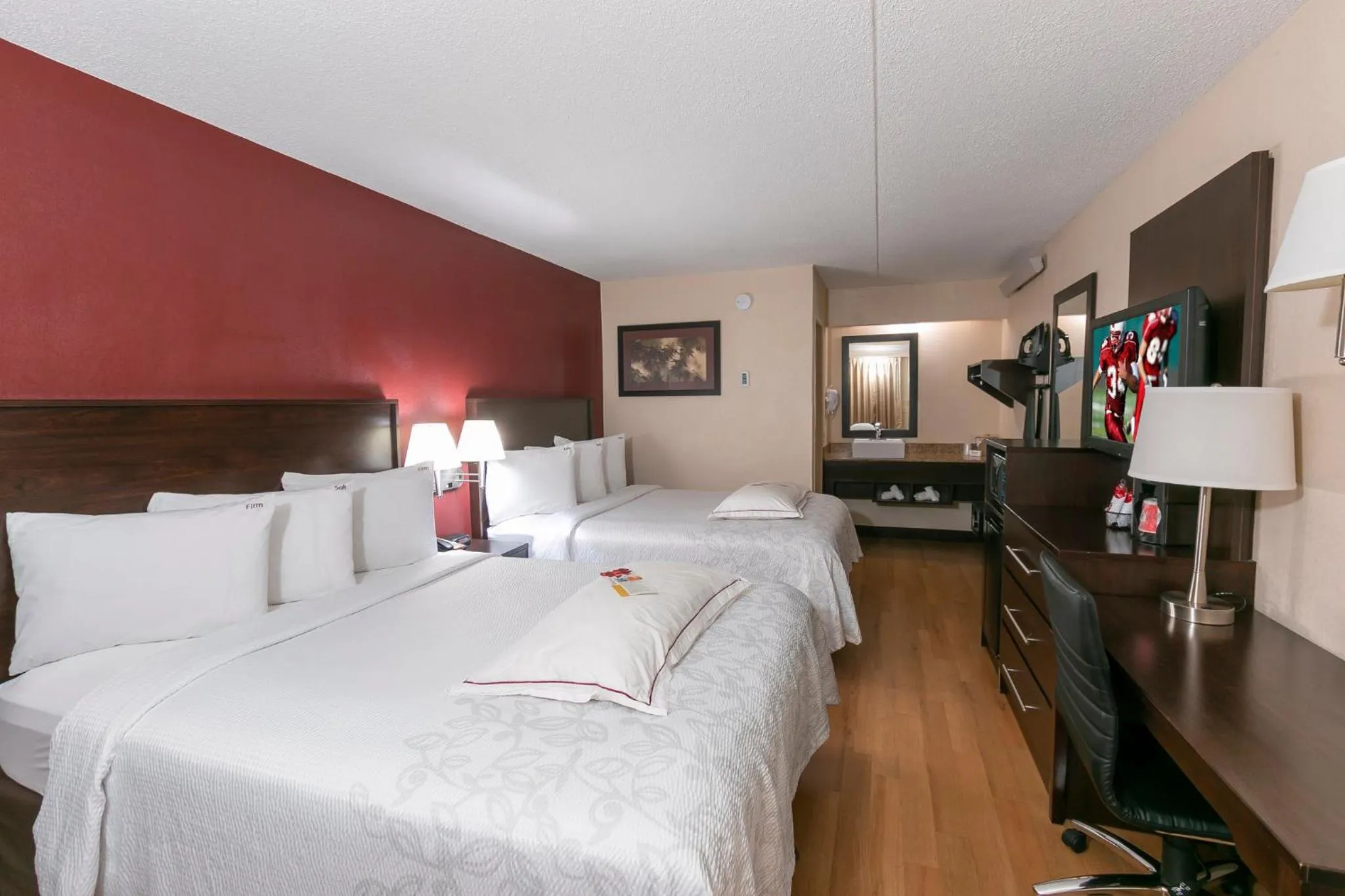 Photo of the whole room, Bed in Red Roof Inn PLUS+ Baltimore - Washington DC/BWI South