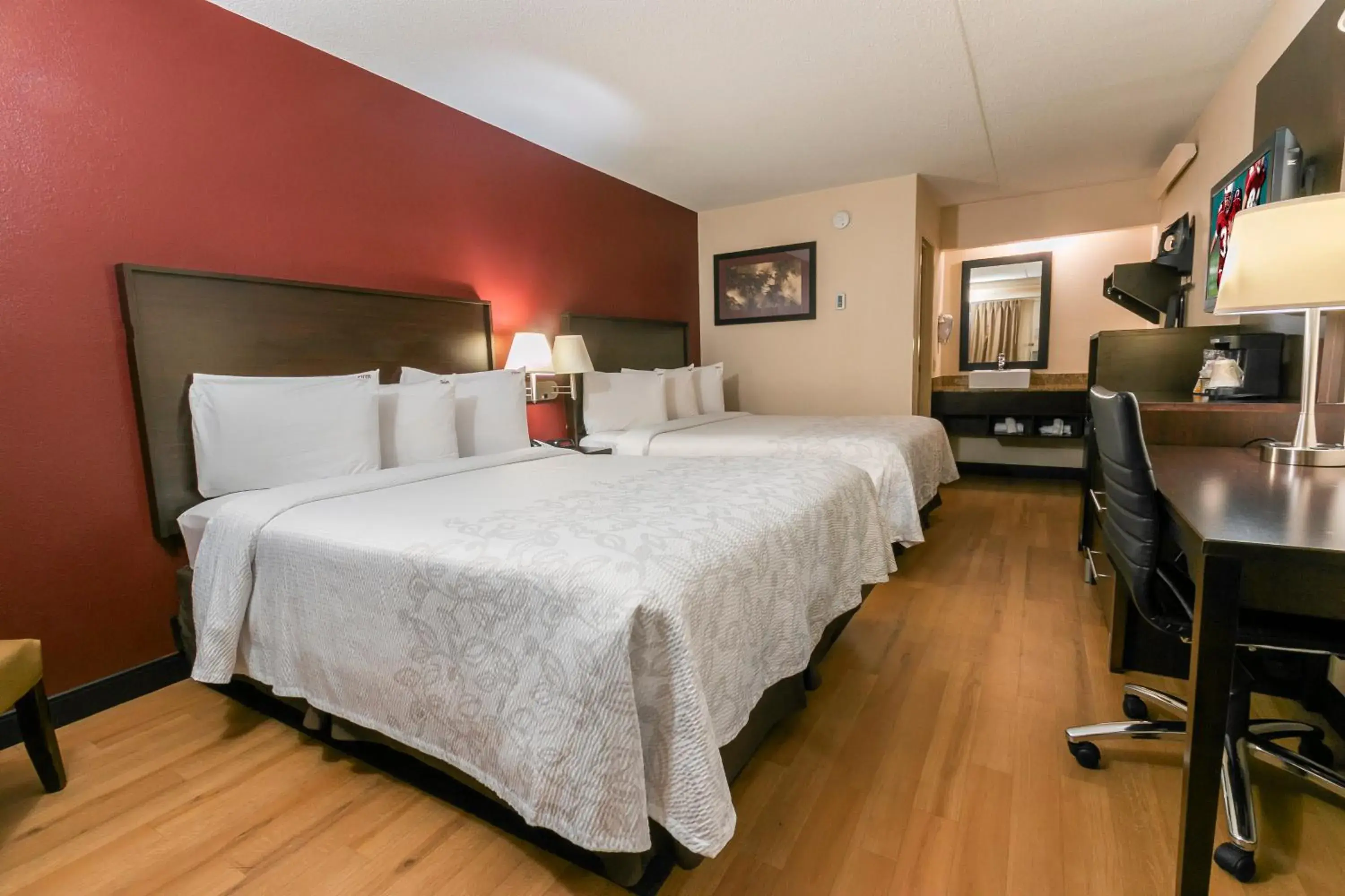 Deluxe Room with Two Double Beds Smoke Free in Red Roof Inn PLUS+ Baltimore - Washington DC/BWI South Deluxe Room with Two Double Beds Smoke Free in Red Roof Inn PLUS+ Baltimore - Washington DC/BWI South
