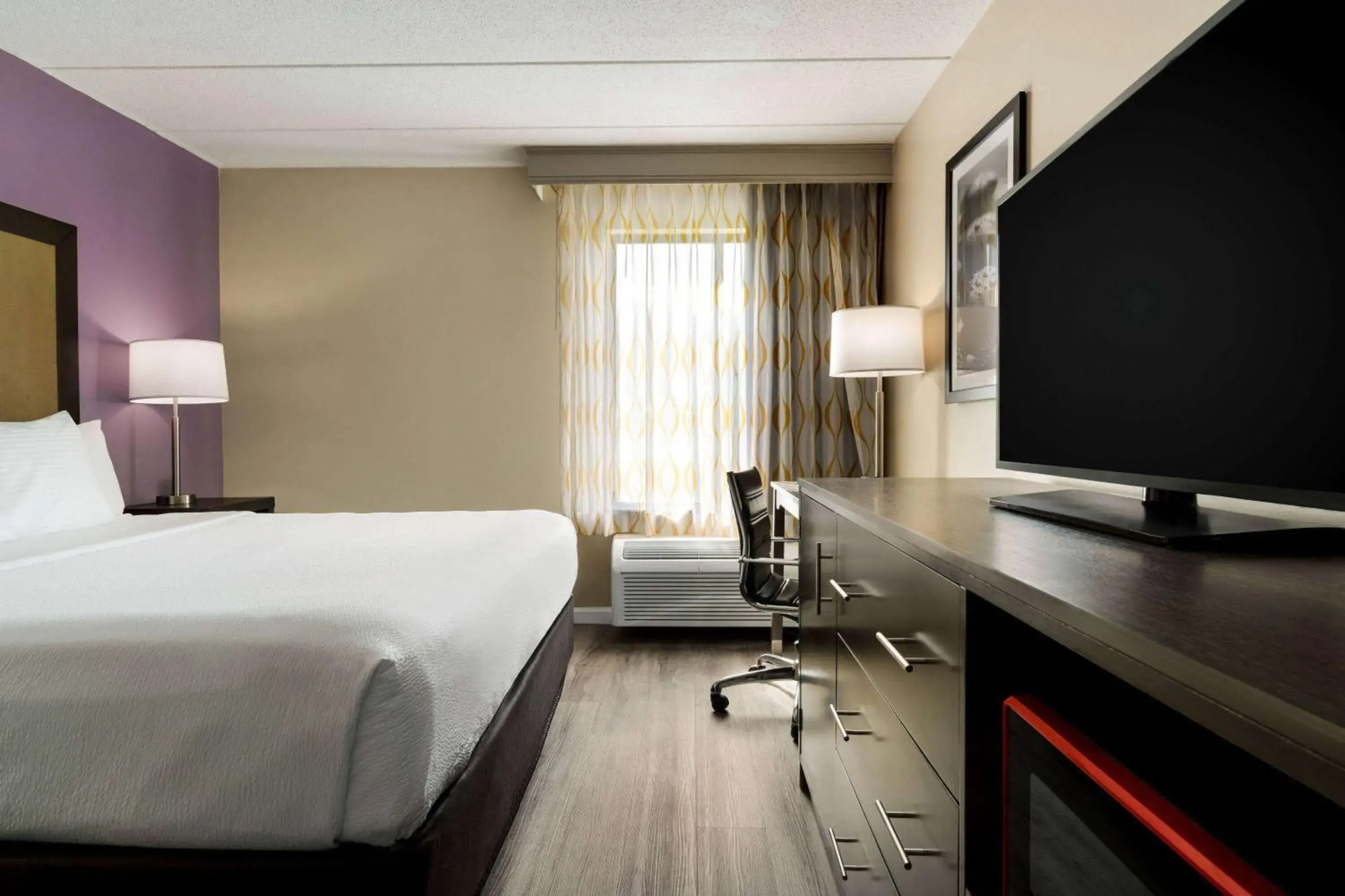 King Room - Disability Access in La Quinta Inn by Wyndham Waldorf King Room - Disability Access in La Quinta Inn by Wyndham Waldorf