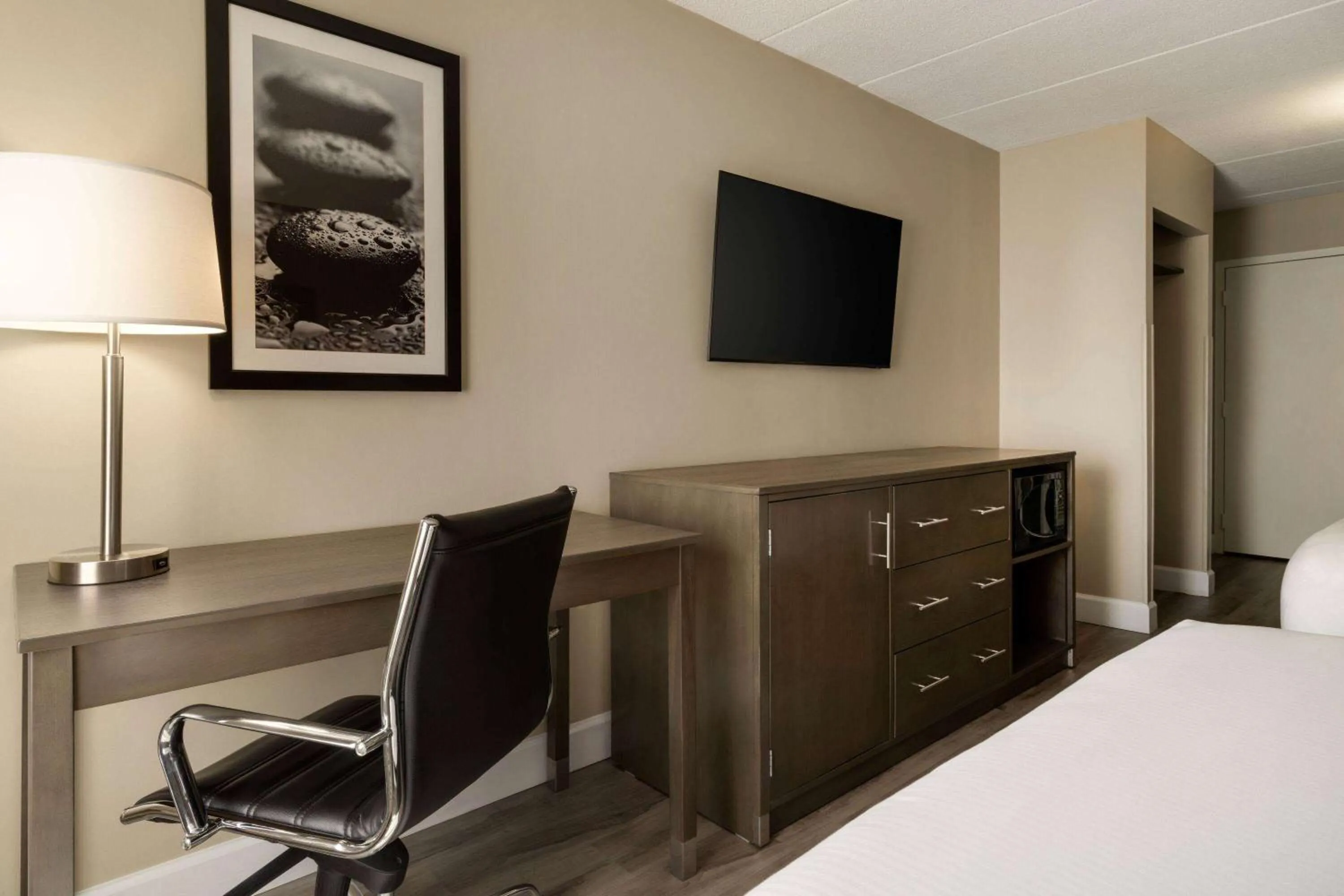 Photo of the whole room in La Quinta Inn by Wyndham Waldorf