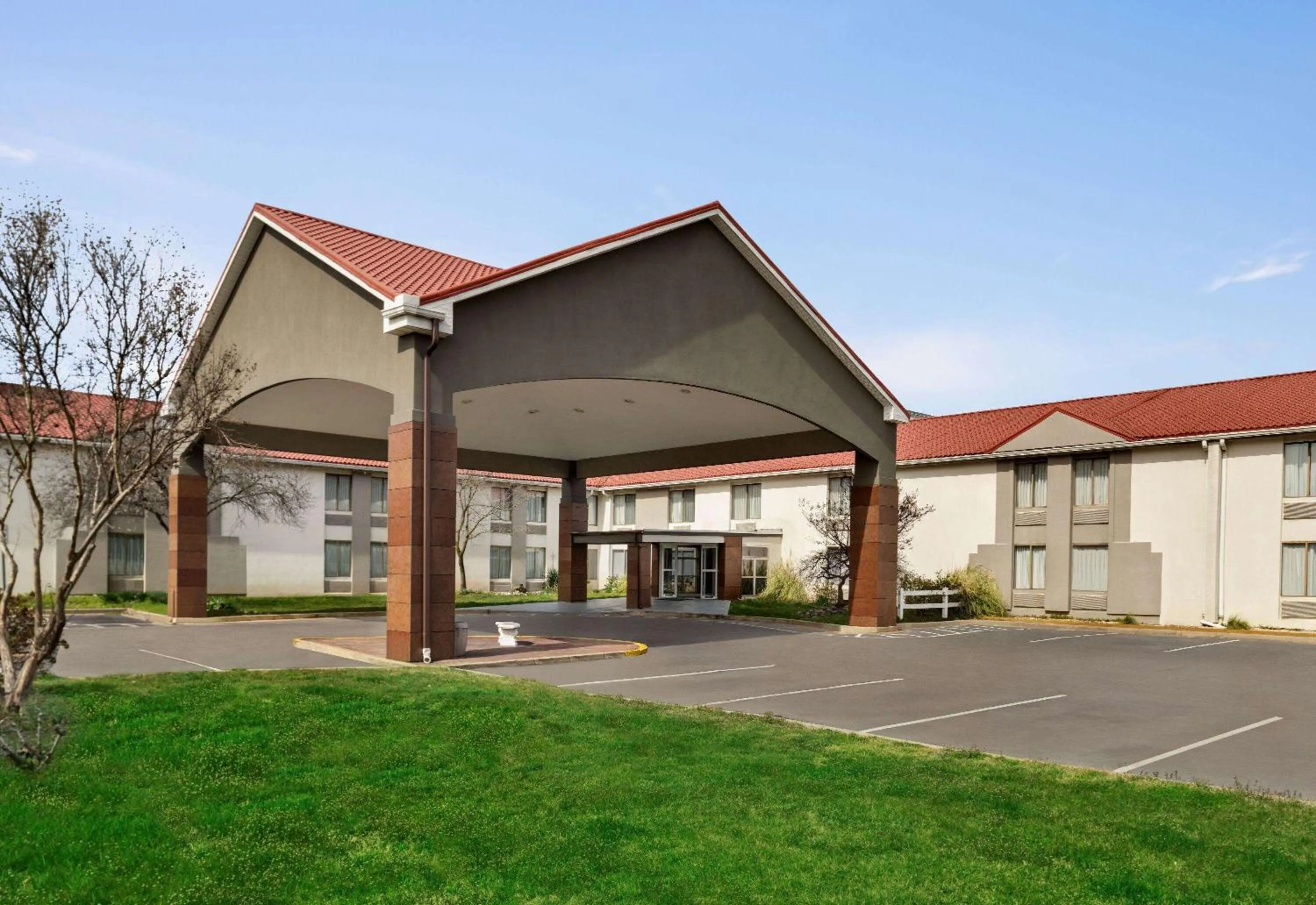 Property building in La Quinta Inn by Wyndham Waldorf