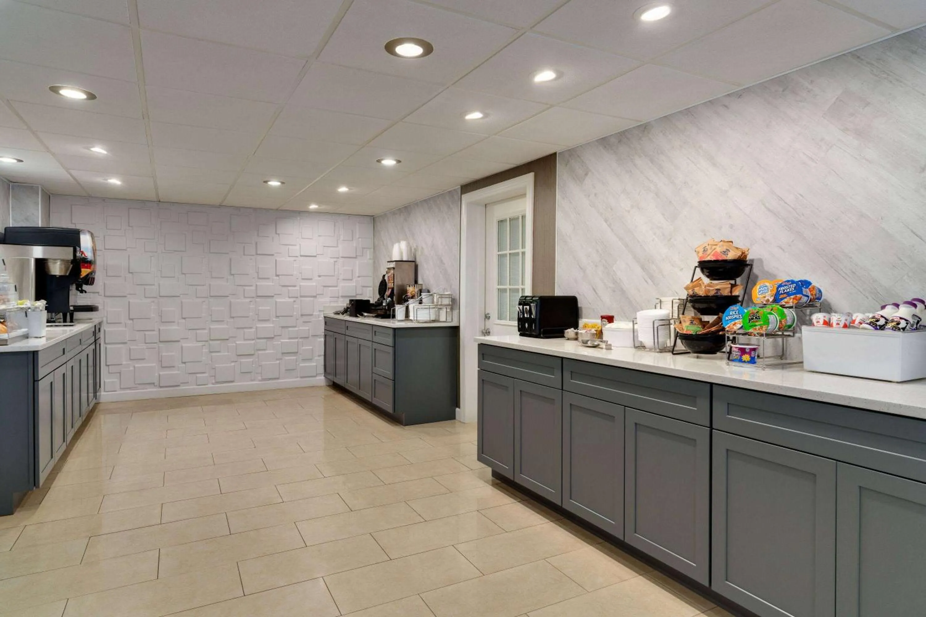 Food and drinks in La Quinta Inn by Wyndham Waldorf