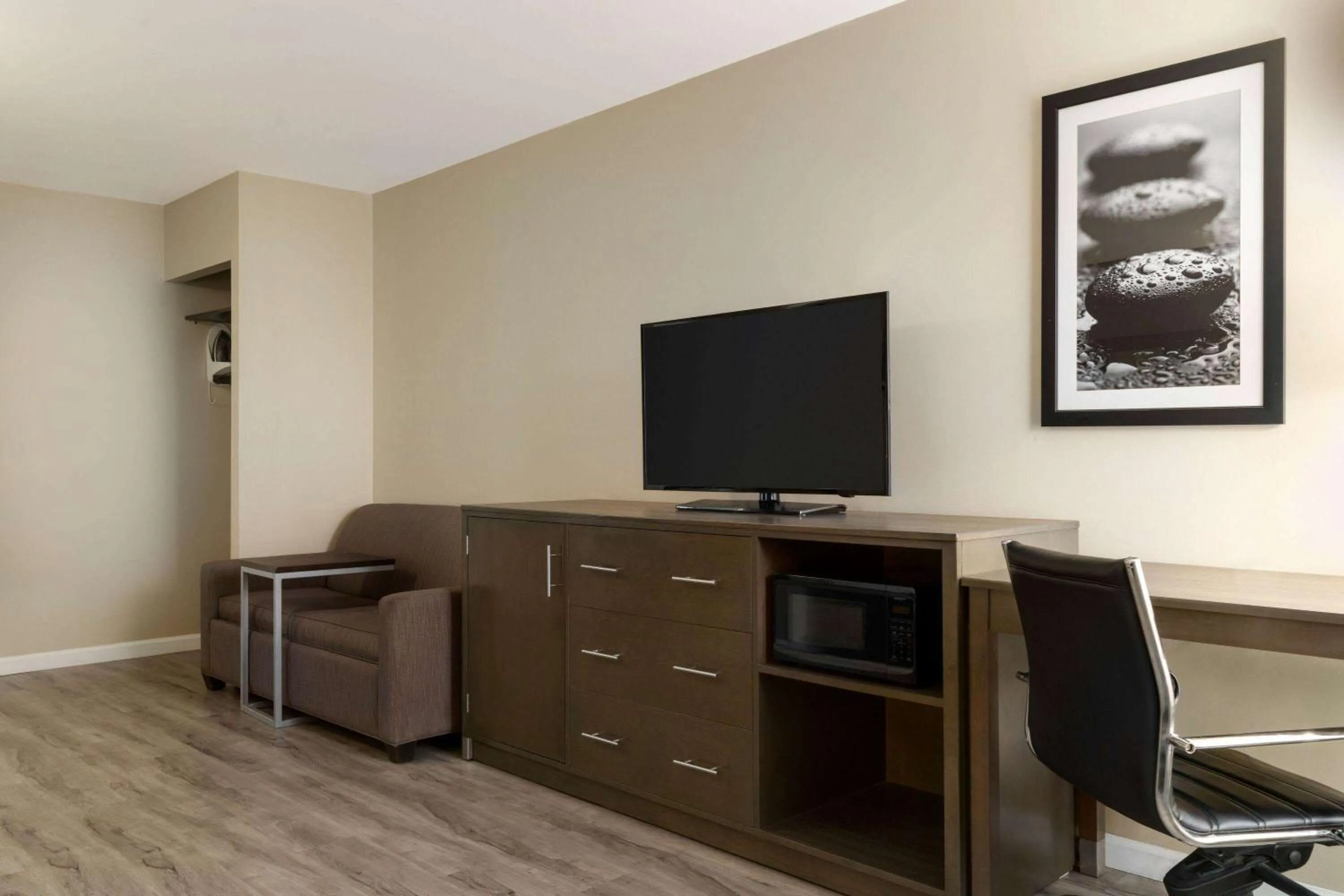 Photo of the whole room in La Quinta Inn by Wyndham Waldorf