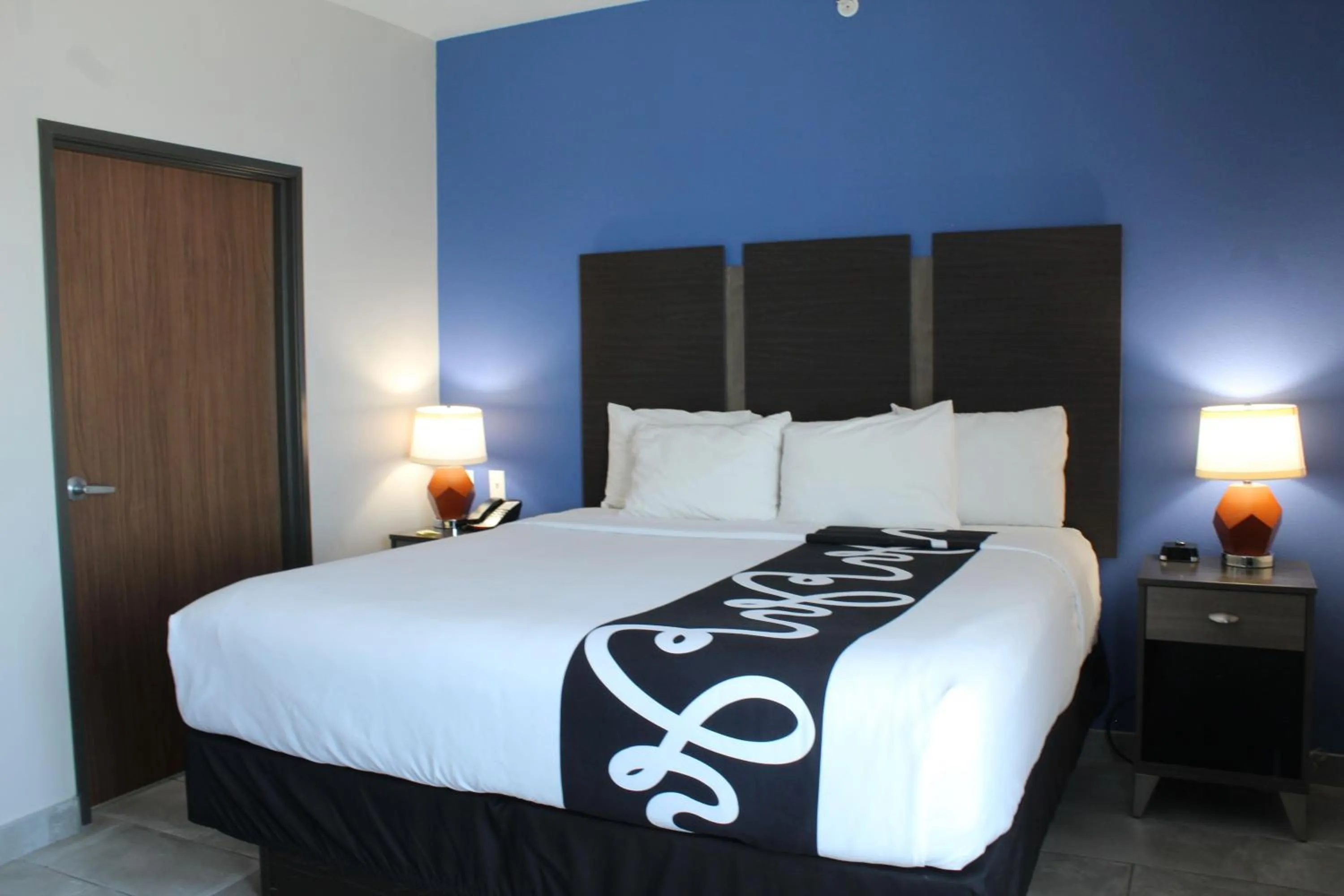 Photo of the whole room, Bed in La Quinta Inn and Suites by Wyndham - Schertz