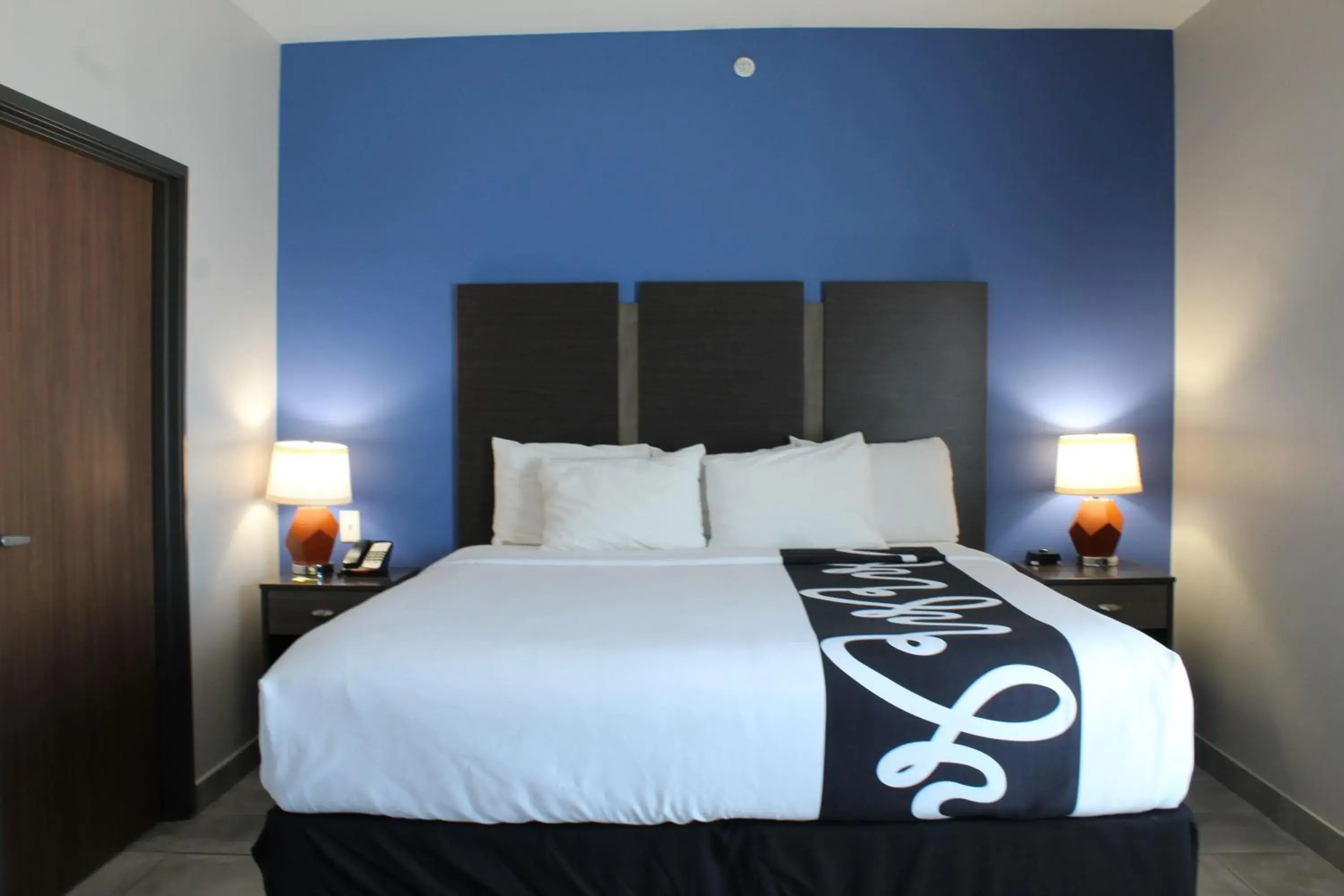 Photo of the whole room, Bed in La Quinta Inn and Suites by Wyndham - Schertz Photo of the whole room, Bed in La Quinta Inn and Suites by Wyndham - Schertz