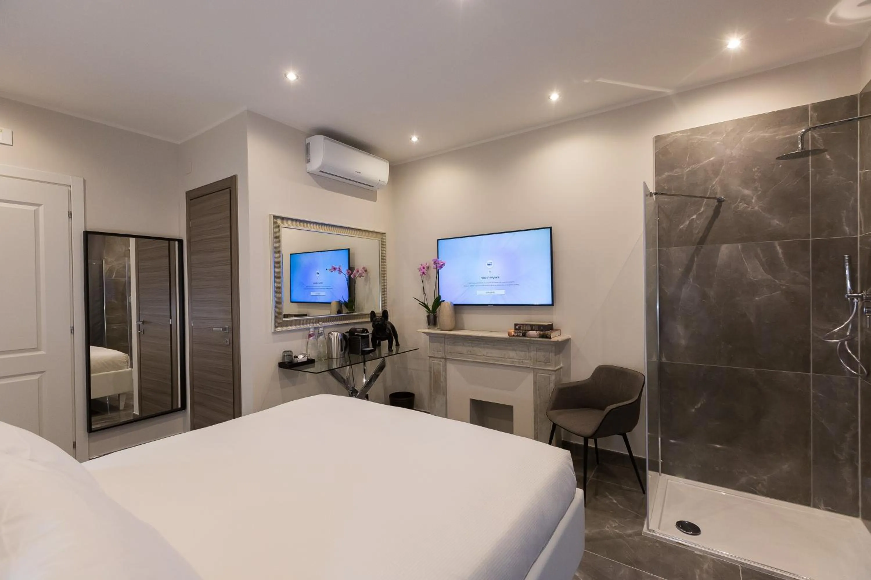 Photo of the whole room, Bed in Clementi Portrait