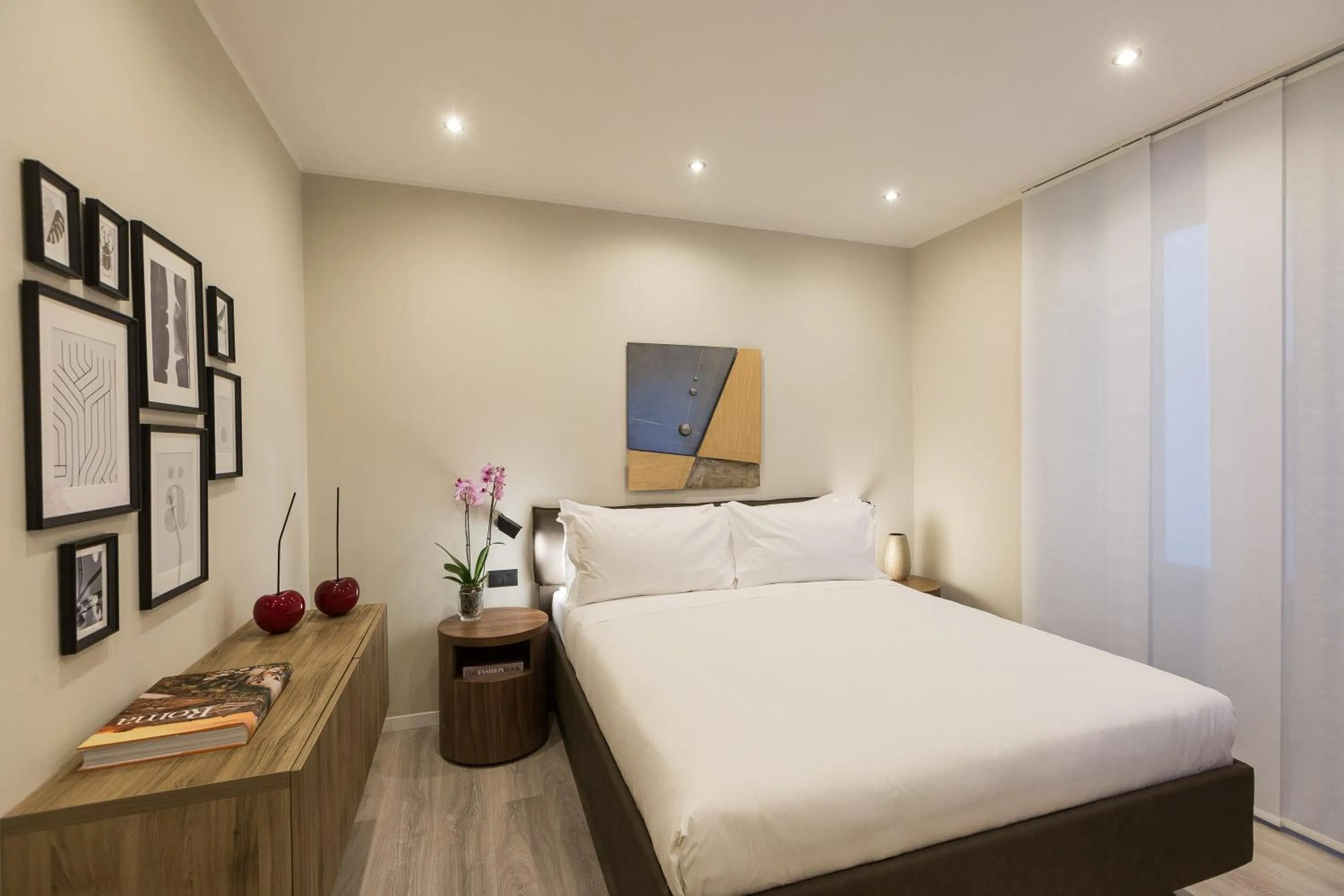 Photo of the whole room, Bed in Clementi Portrait