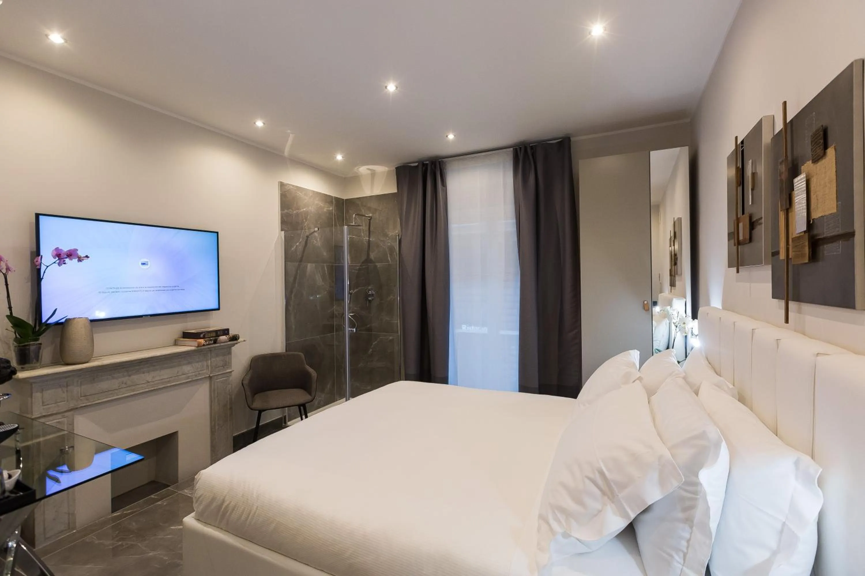 Photo of the whole room, Bed in Clementi Portrait