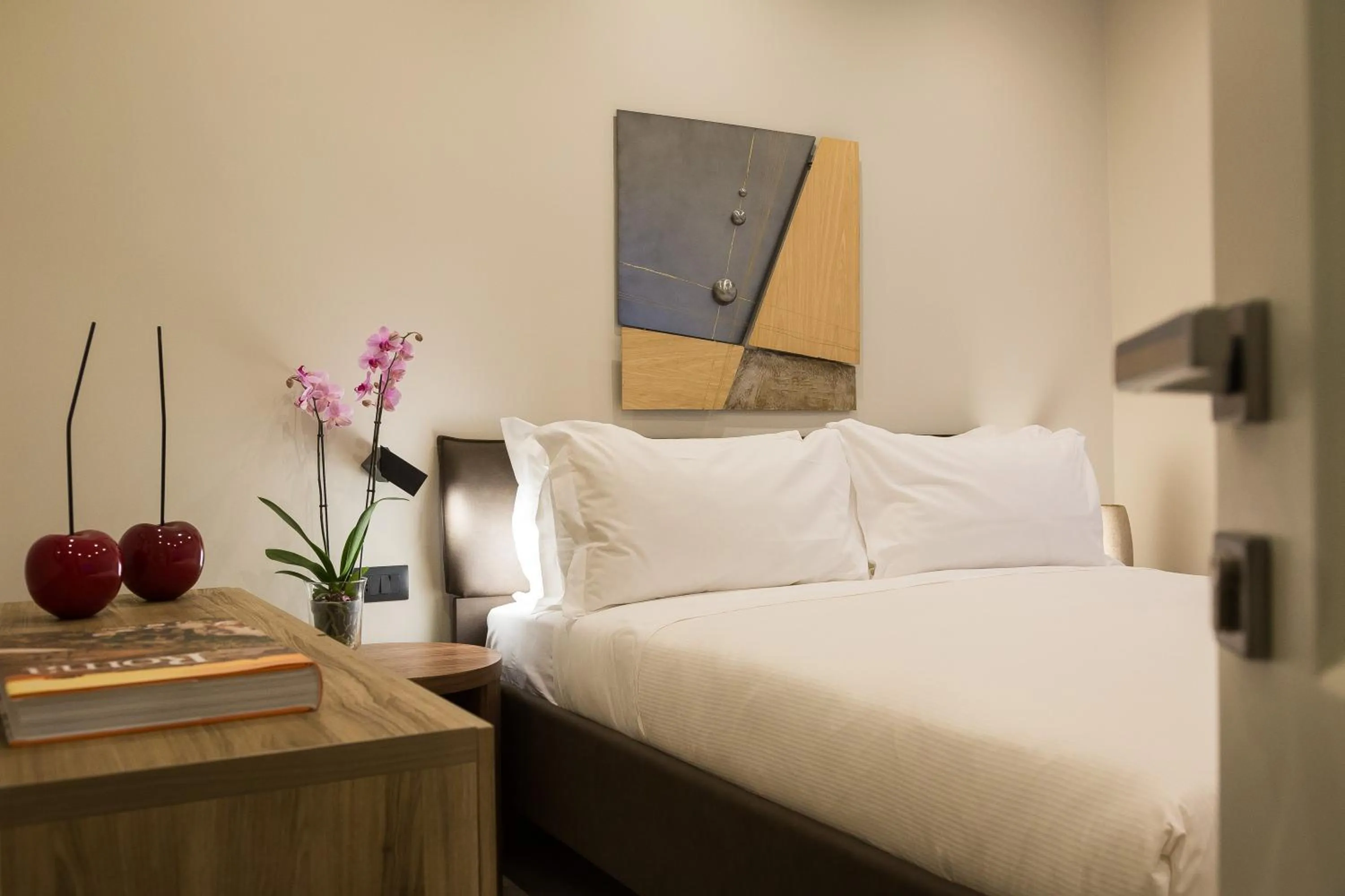 Photo of the whole room, Bed in Clementi Portrait