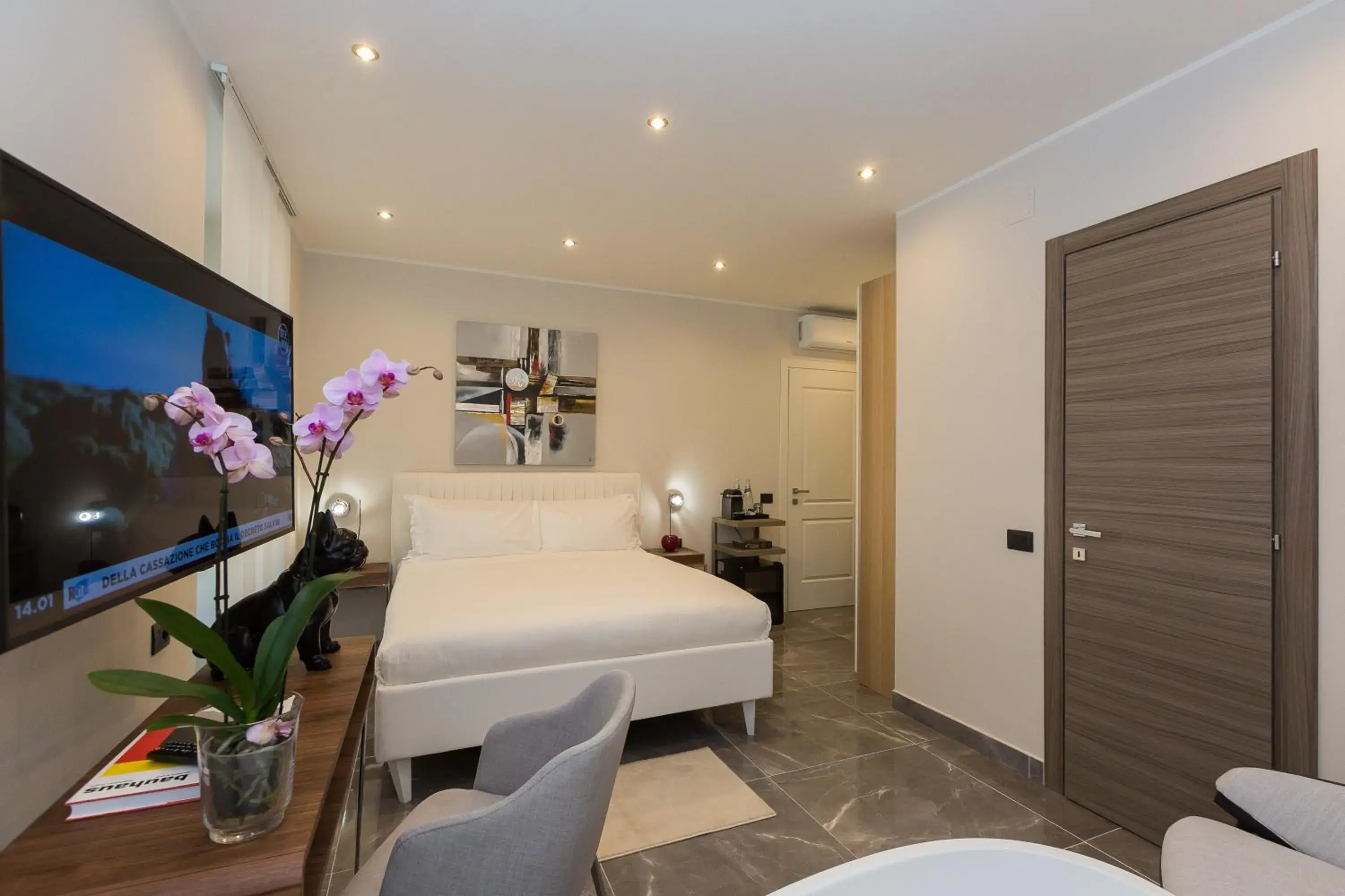 Deluxe Double Room with Bath in Clementi Portrait Deluxe Double Room with Bath in Clementi Portrait