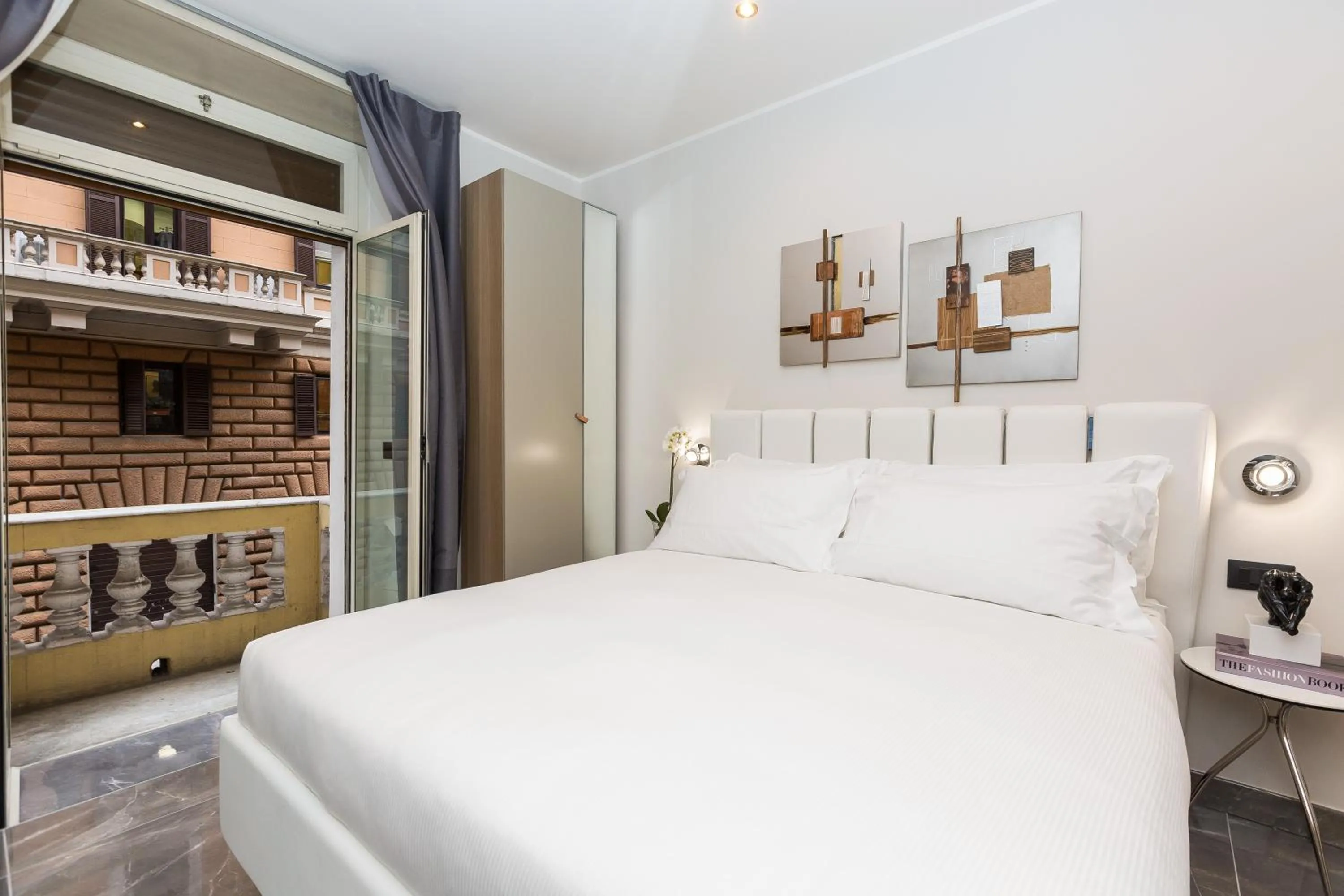 Photo of the whole room, Bed in Clementi Portrait