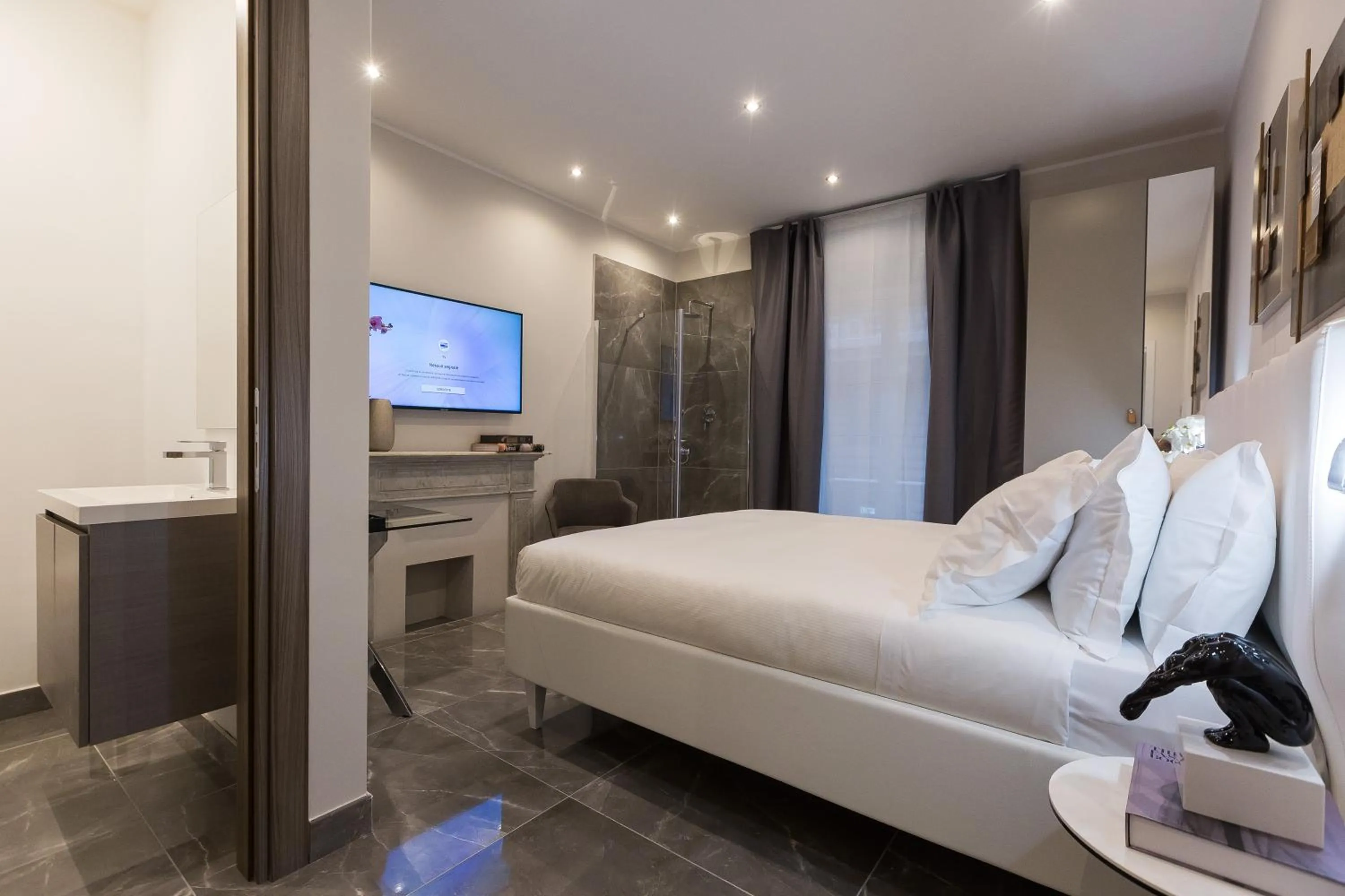 Photo of the whole room, Bed in Clementi Portrait