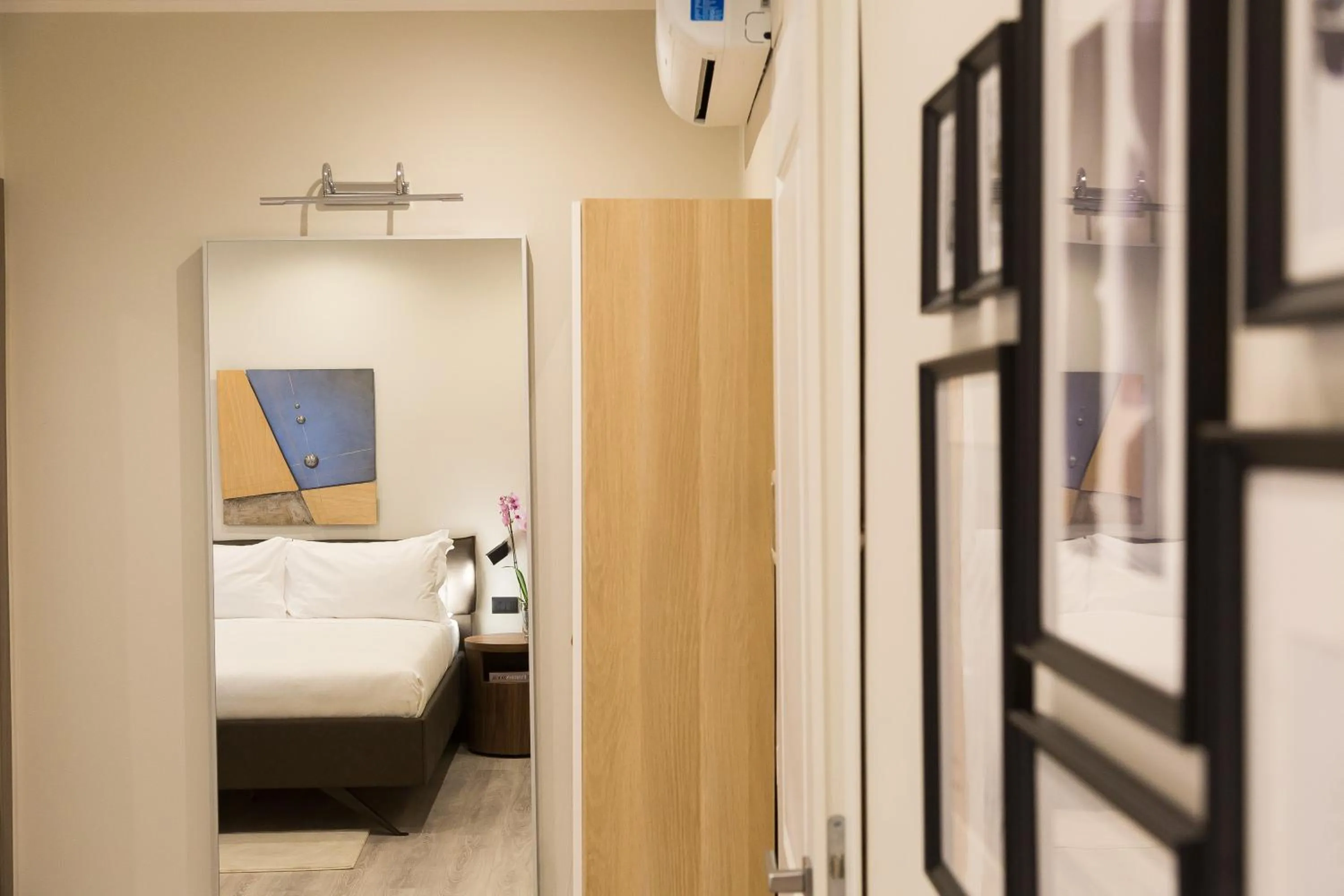 Photo of the whole room, Bed in Clementi Portrait