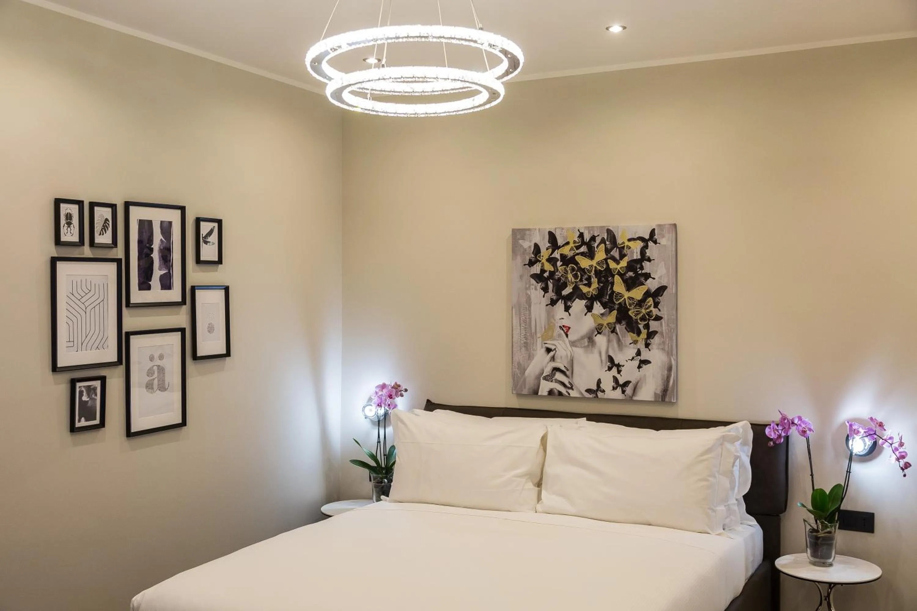 Photo of the whole room, Bed in Clementi Portrait