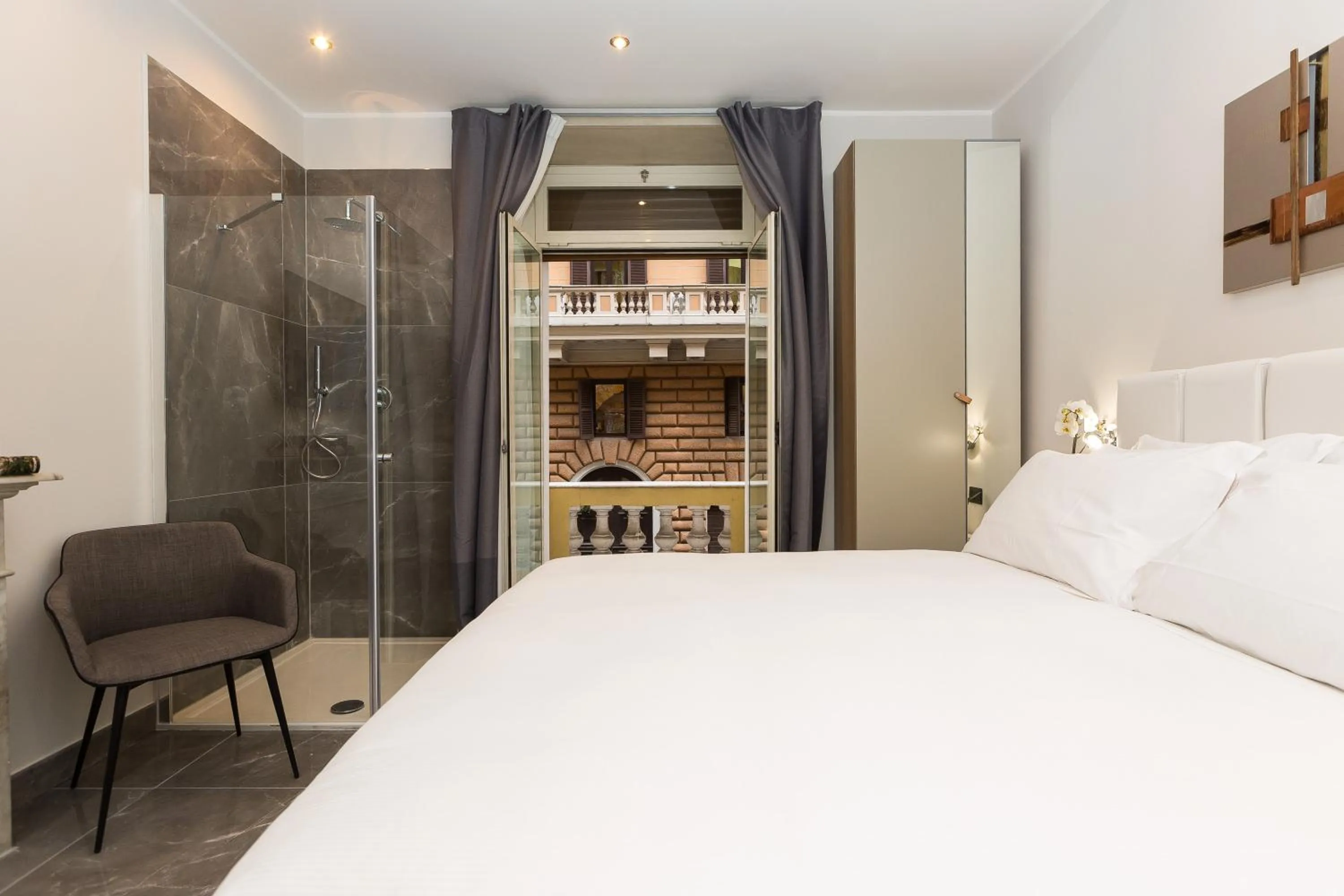 Photo of the whole room, Bed in Clementi Portrait