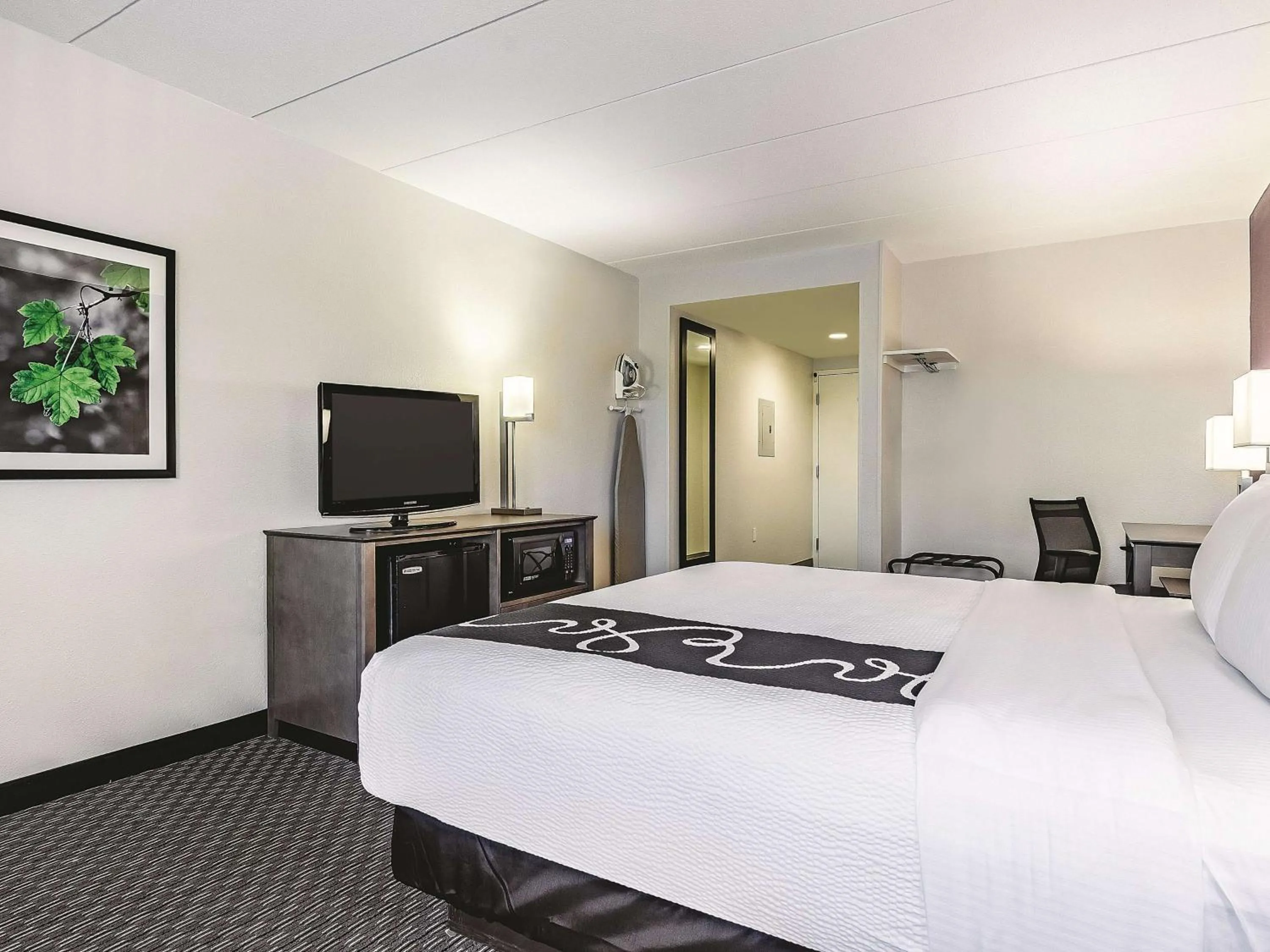 Photo of the whole room, Bed in La Quinta by Wyndham Warwick Providence Airport