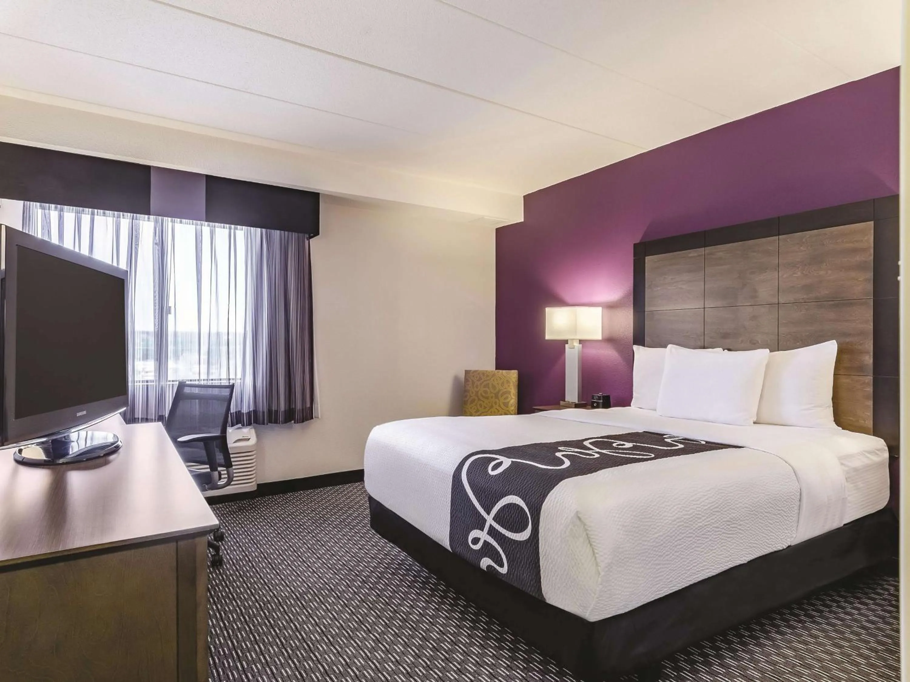 Photo of the whole room, Bed in La Quinta by Wyndham Warwick Providence Airport