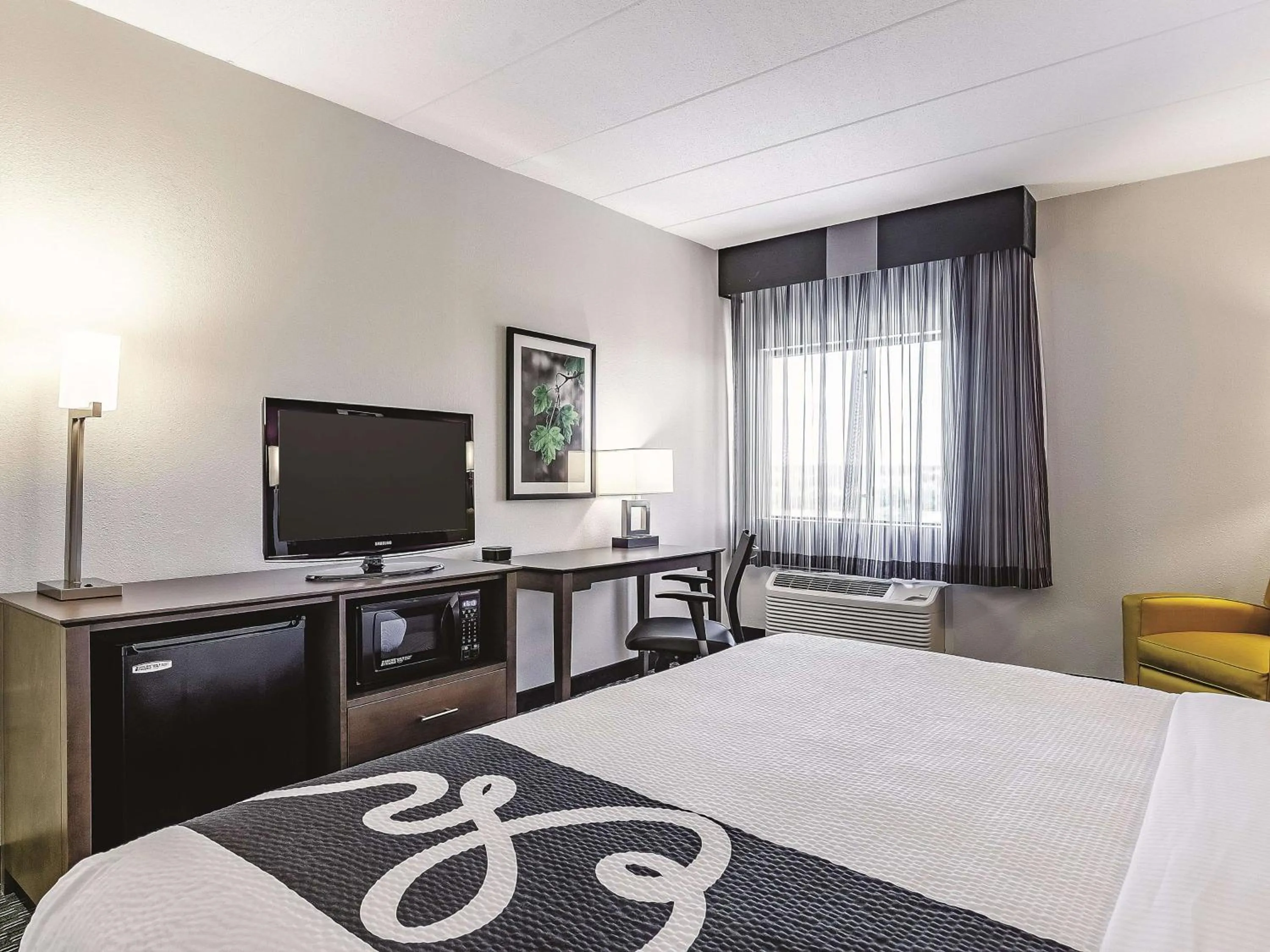 Photo of the whole room, Bed in La Quinta by Wyndham Warwick Providence Airport